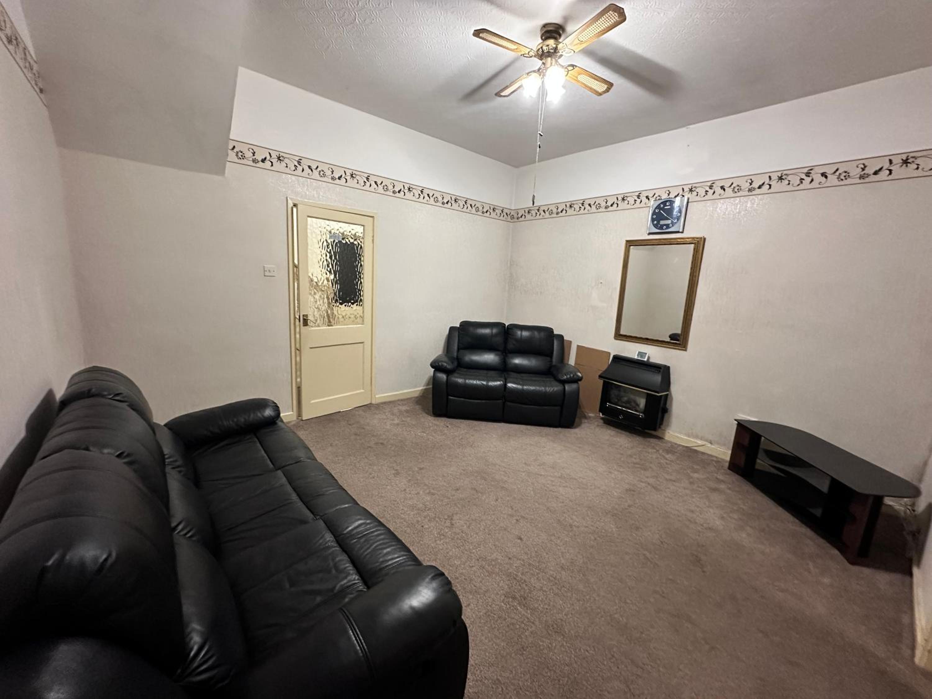 Six-Bedroom House photo 2