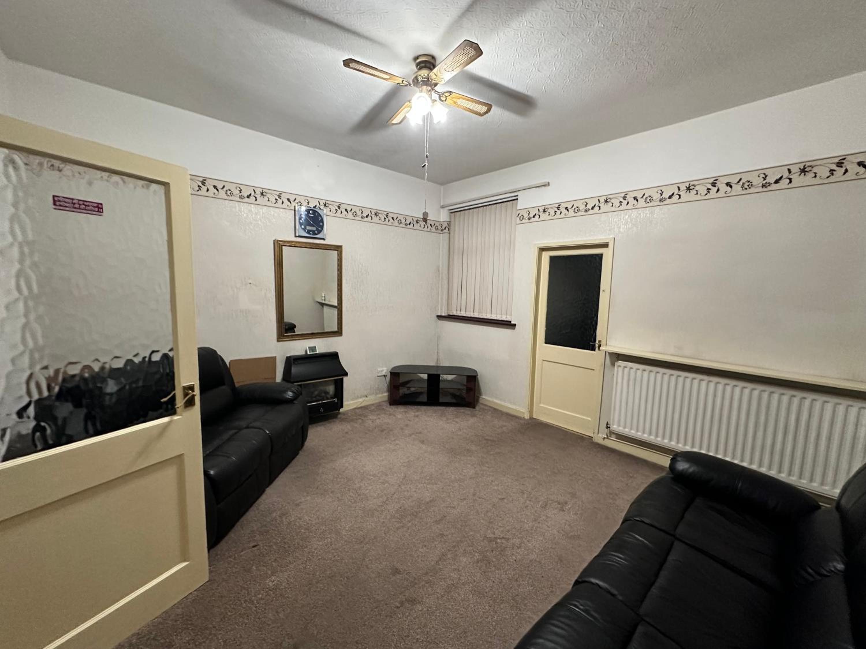 Six-Bedroom House photo 3