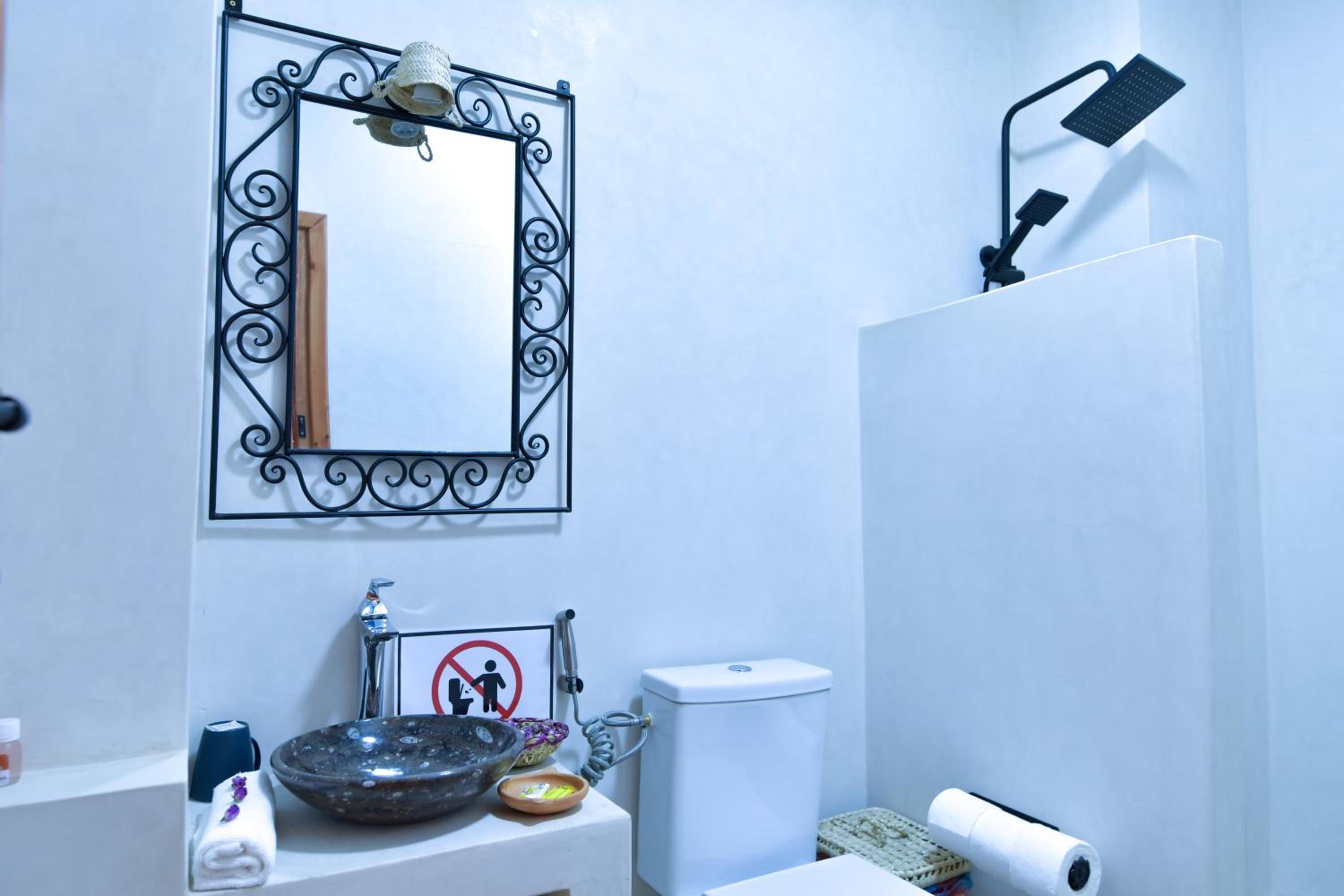 Twin Room with Private Bathroom photo 3