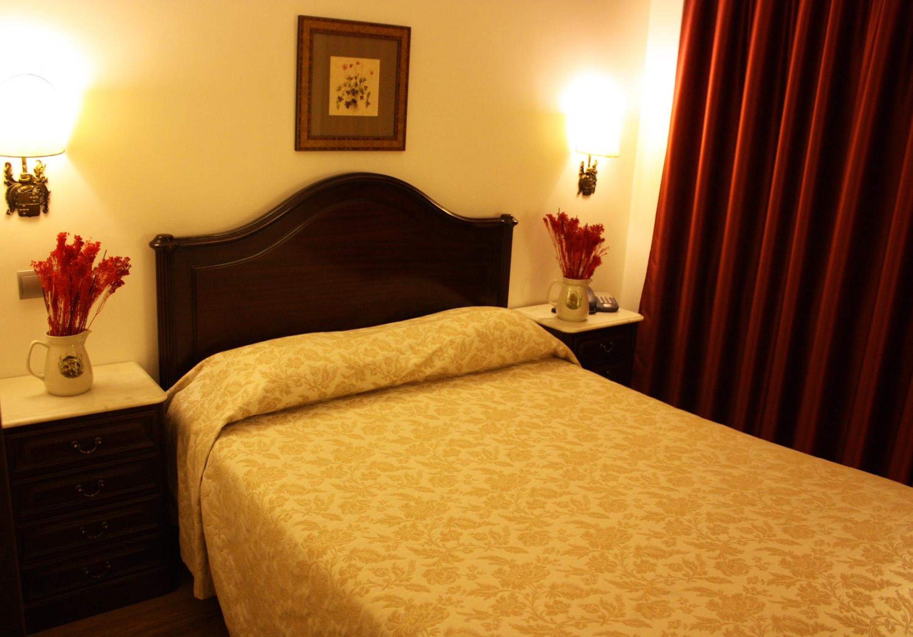 Standard Double or Twin Room - Photo 2