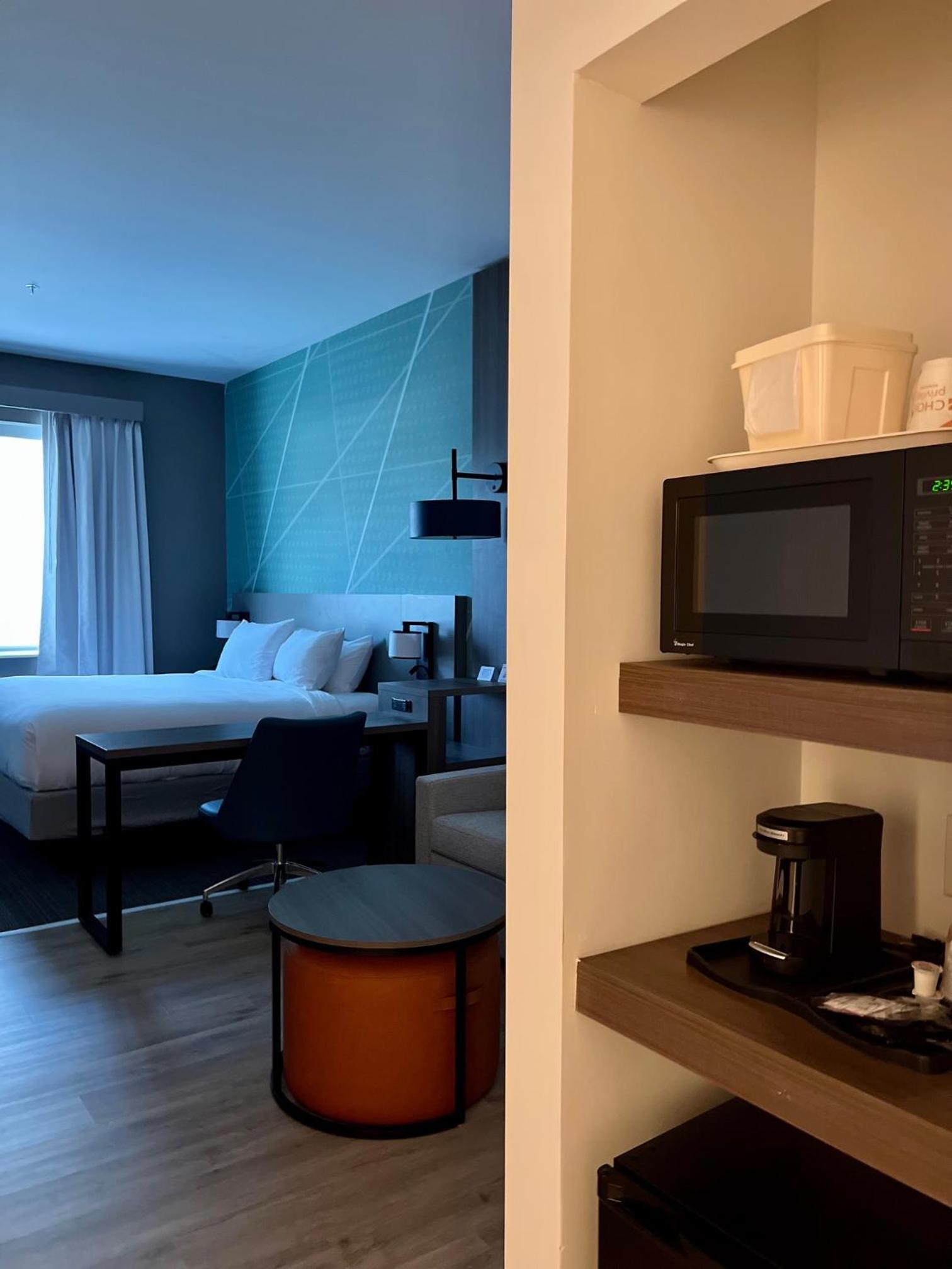 King Suite with Tub - Disability Access/Non Smoking - Photo 3