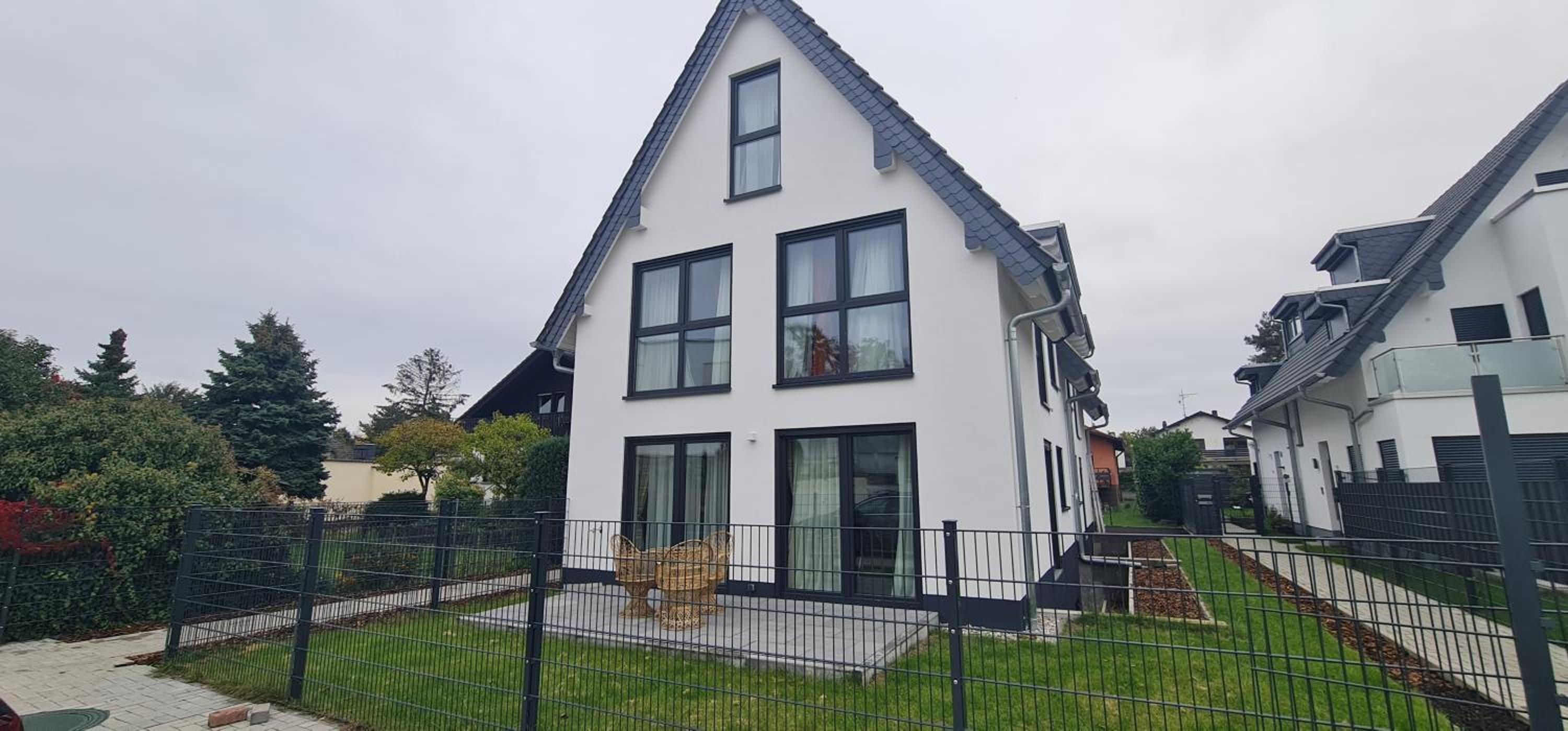 Three-Bedroom House photo 2