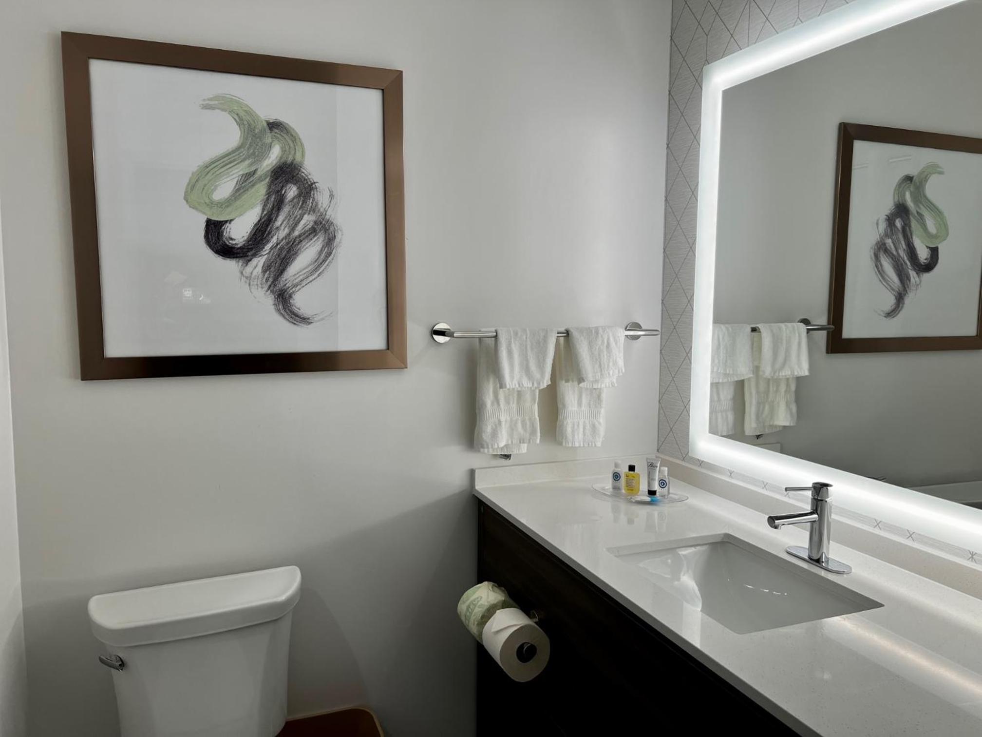 Queen Suite with Two Queen Beds - Disability Access/Non-smoking - Photo 2