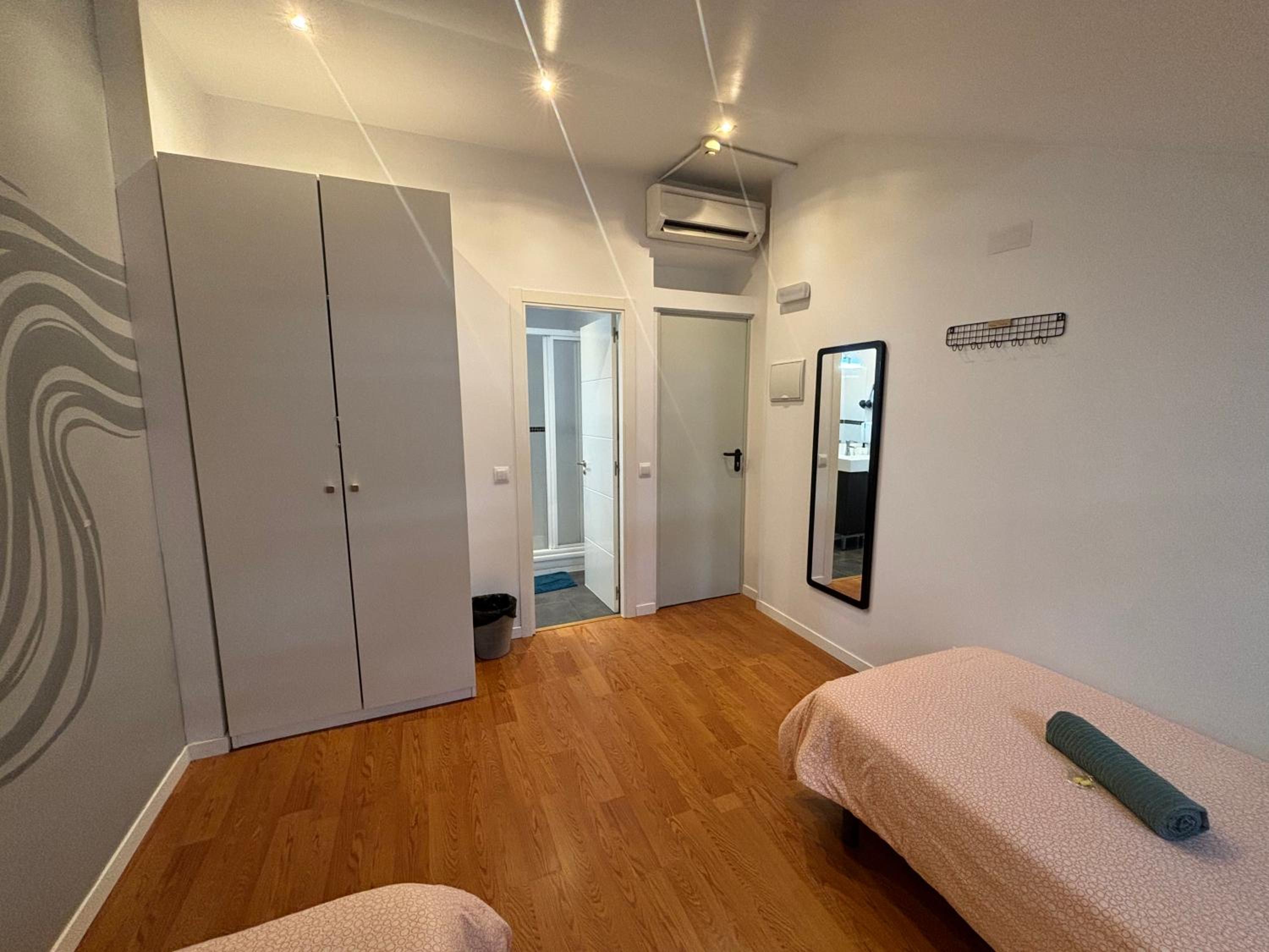Bed In 2-Bed Female Dormitory Room	 photo 2