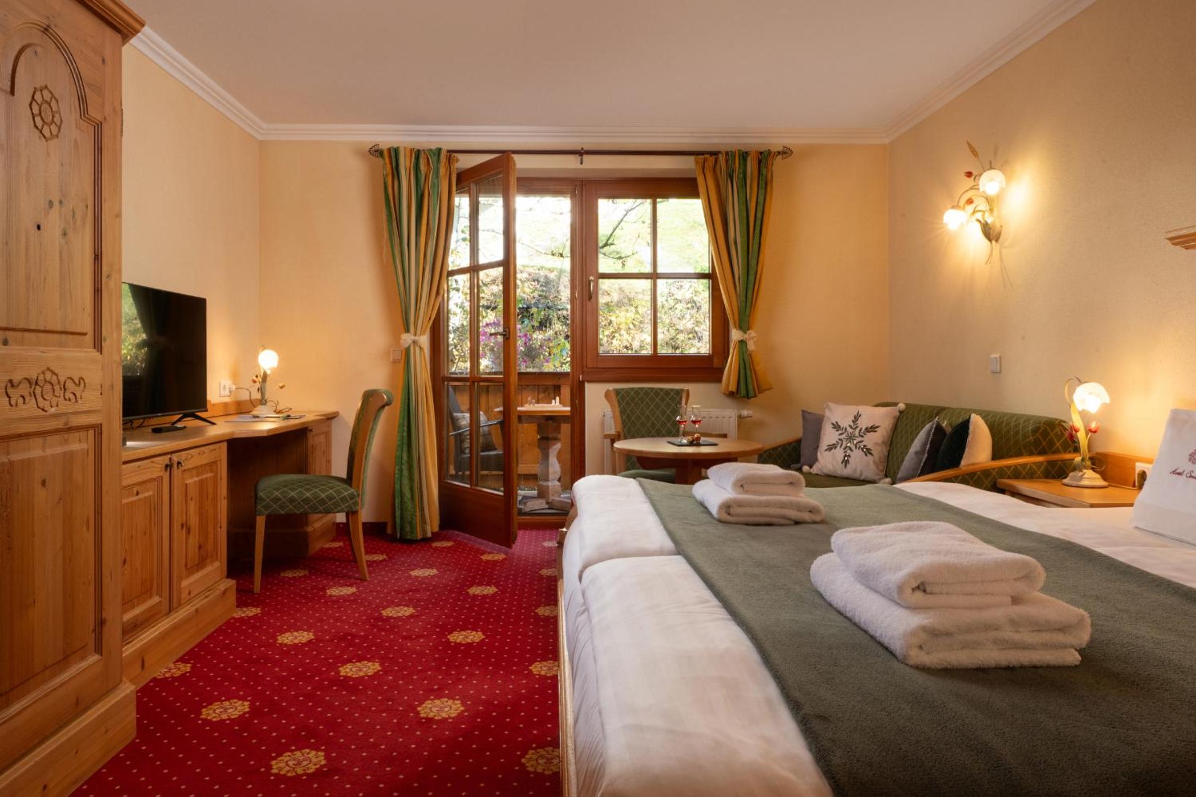 Family Room with Garden View - Photo 1