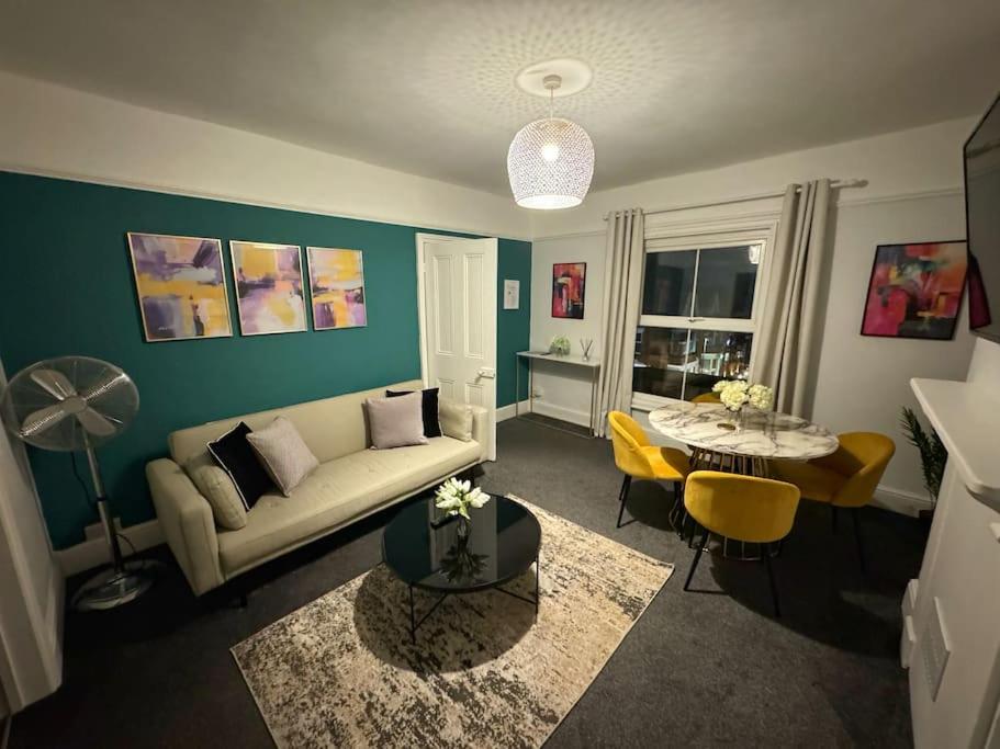 One-Bedroom Apartment photo 1