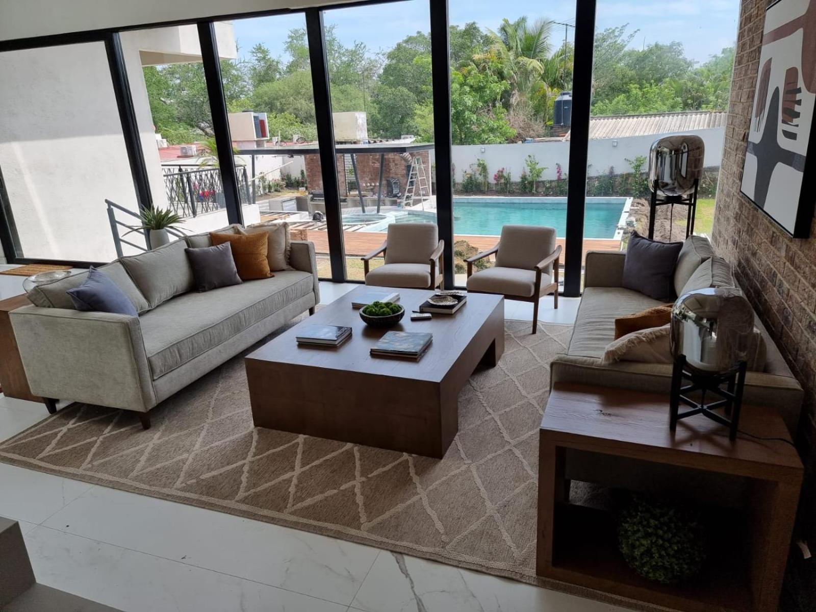 Five-Bedroom House photo 1