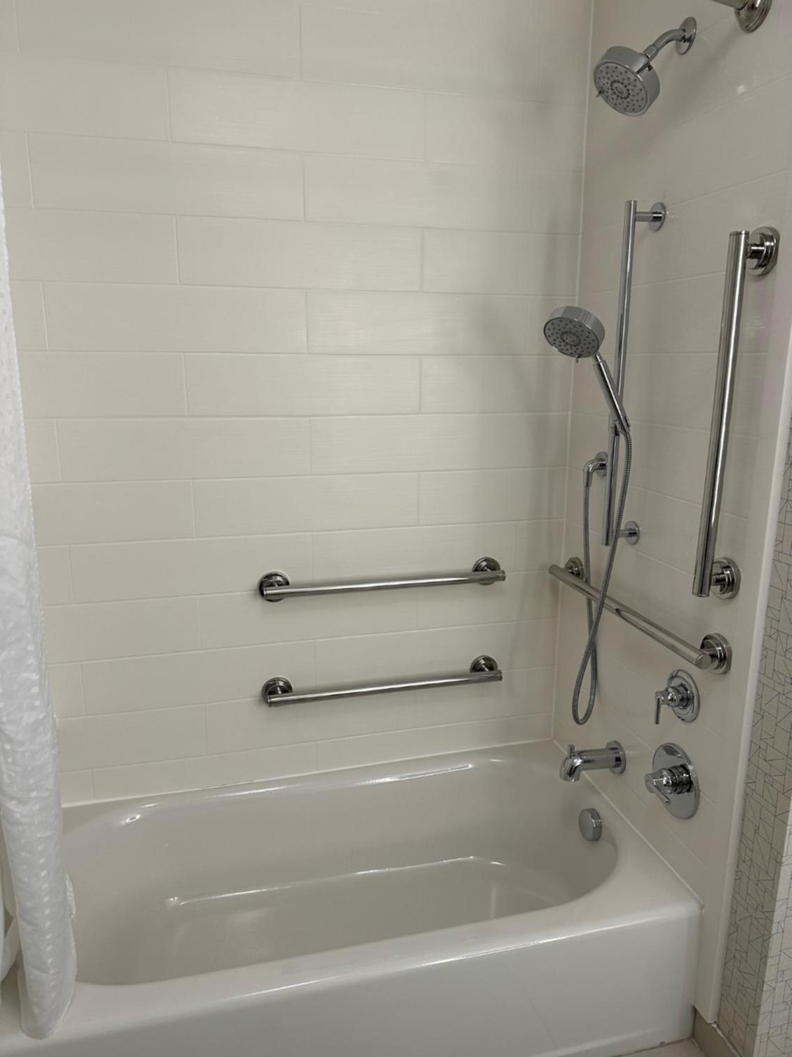 King Suite - Disability Access - Photo 2
