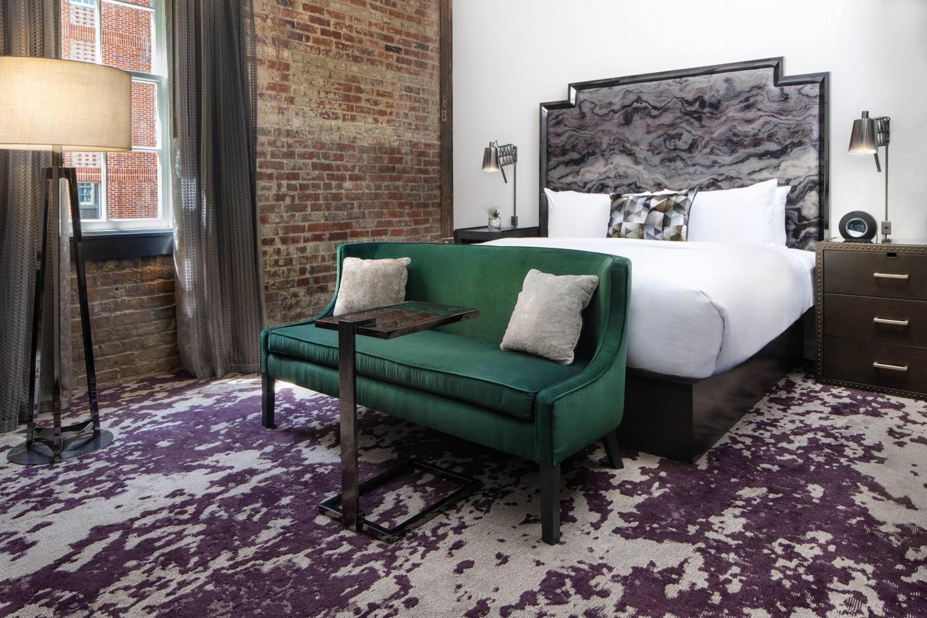 King Room with City View thumbnail 5