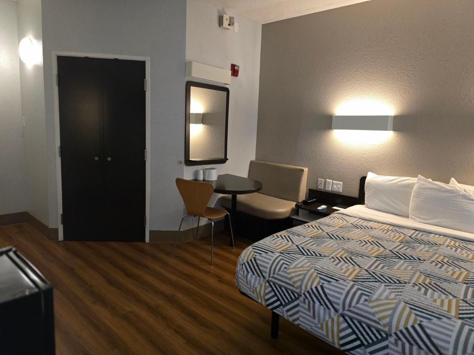 1 Queen Bed | Premium, Micfridge