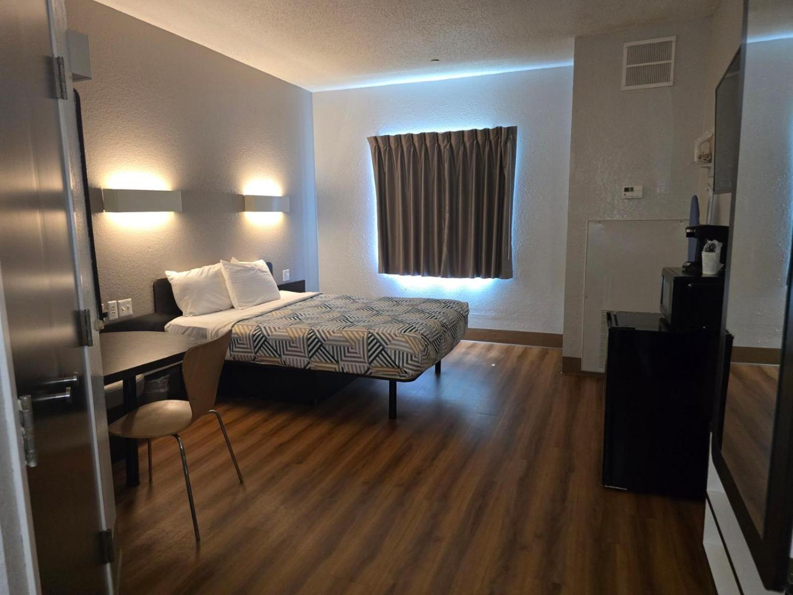 1 Queen Bed | Micfridge/Free Parking