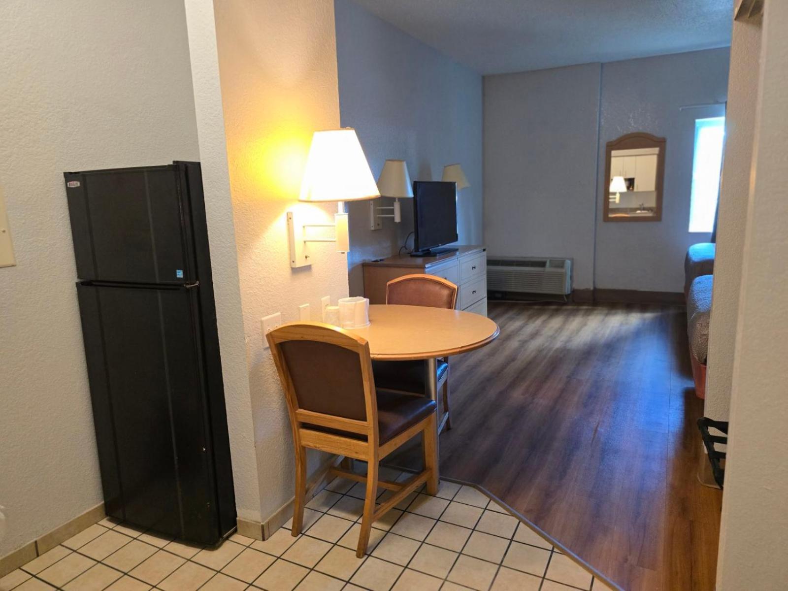 2 Full Beds | Kitchen/Free Parking