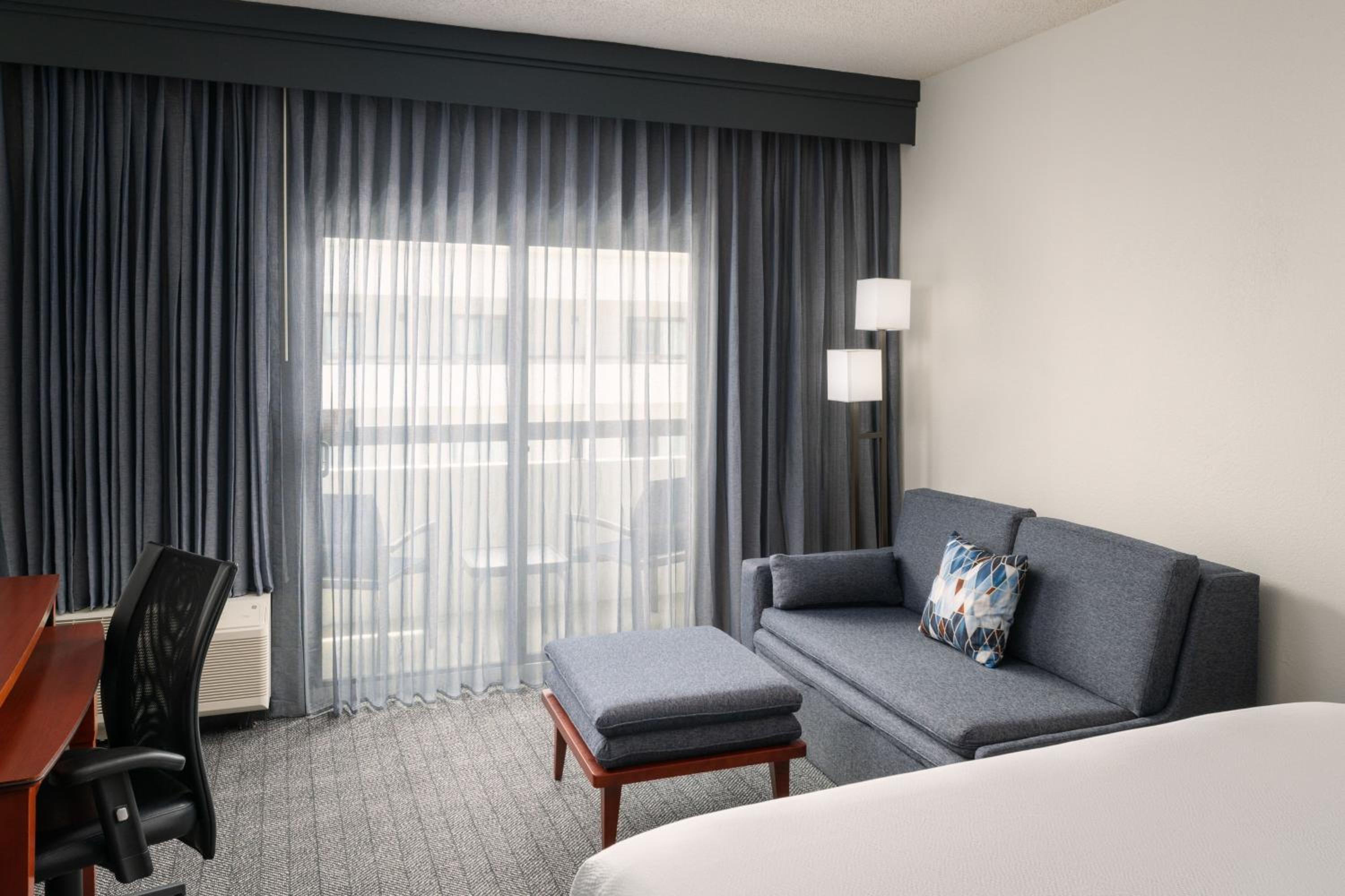 King Room with Sofa Bed - Photo 1