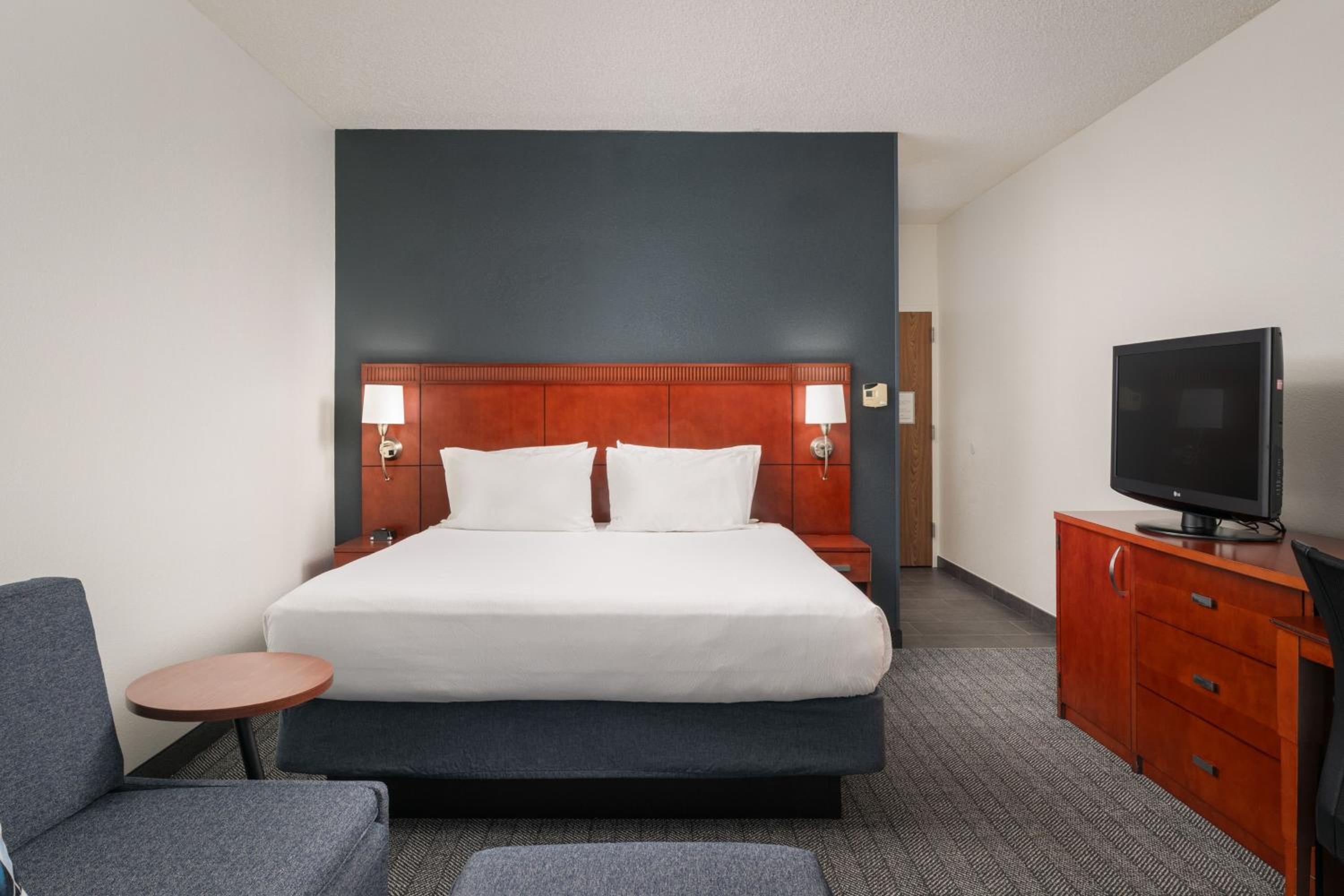 King Room with Sofa Bed - Photo 3