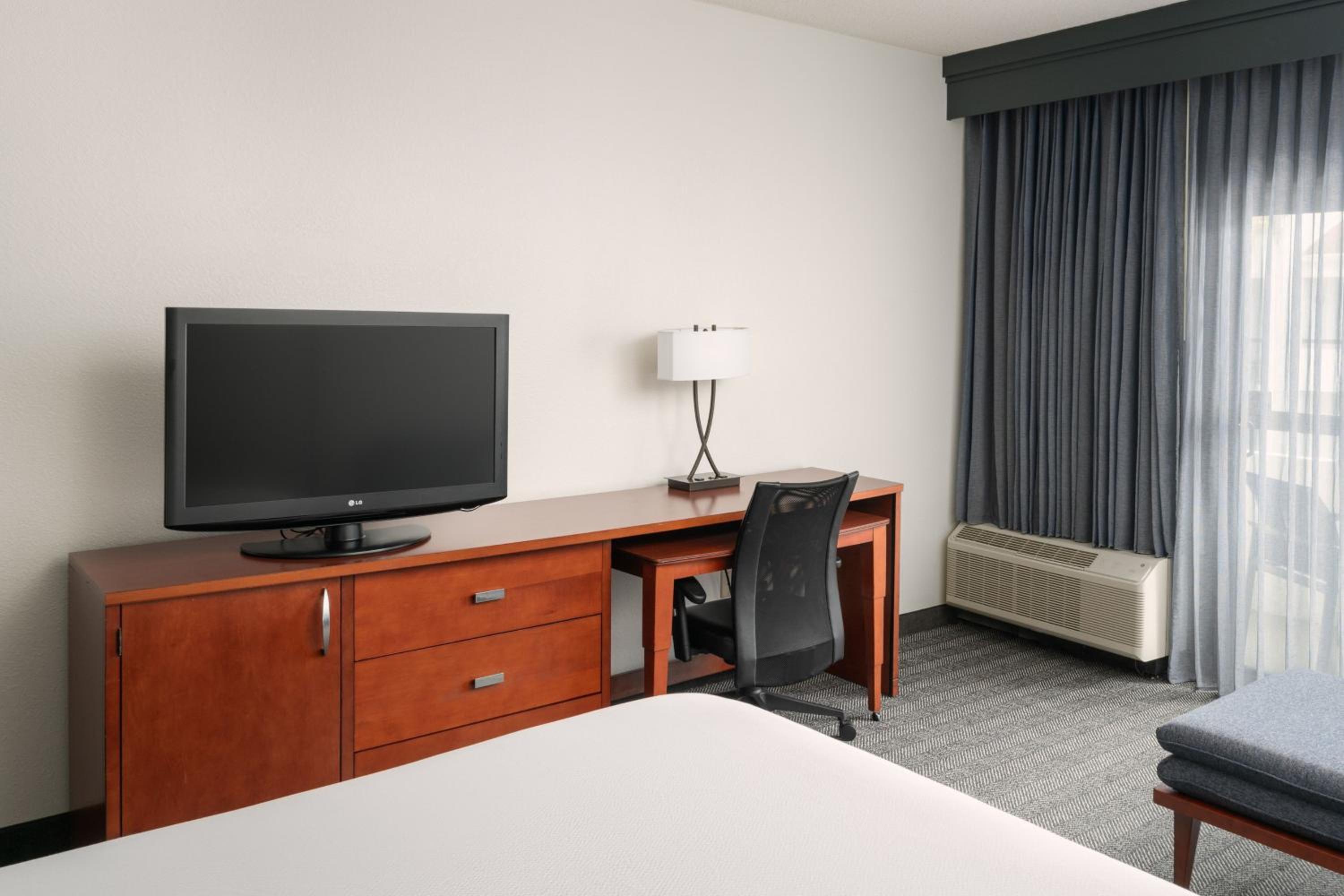 King Room with Sofa Bed - Photo 5