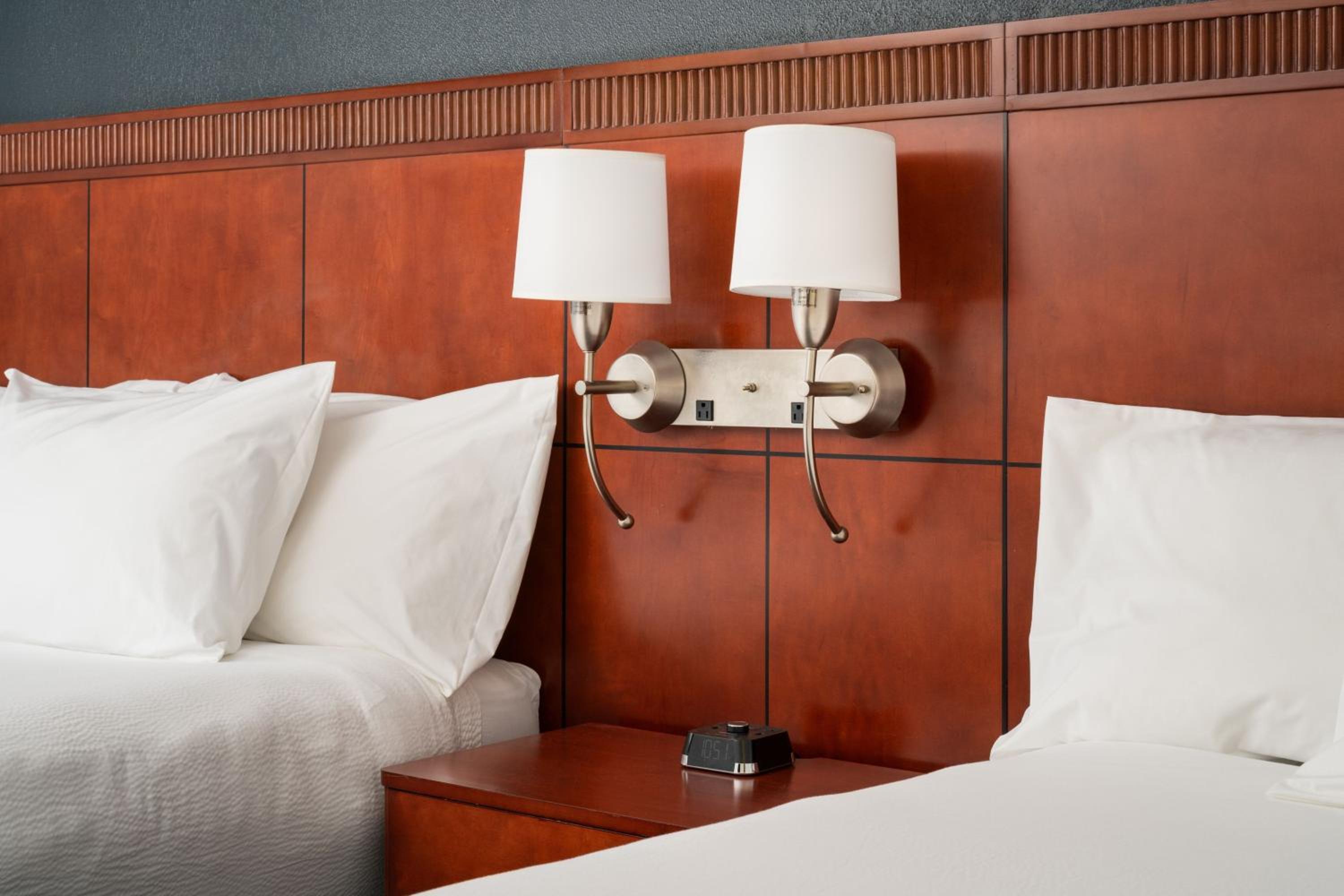 Queen Room with Two Queen Beds - Photo 5
