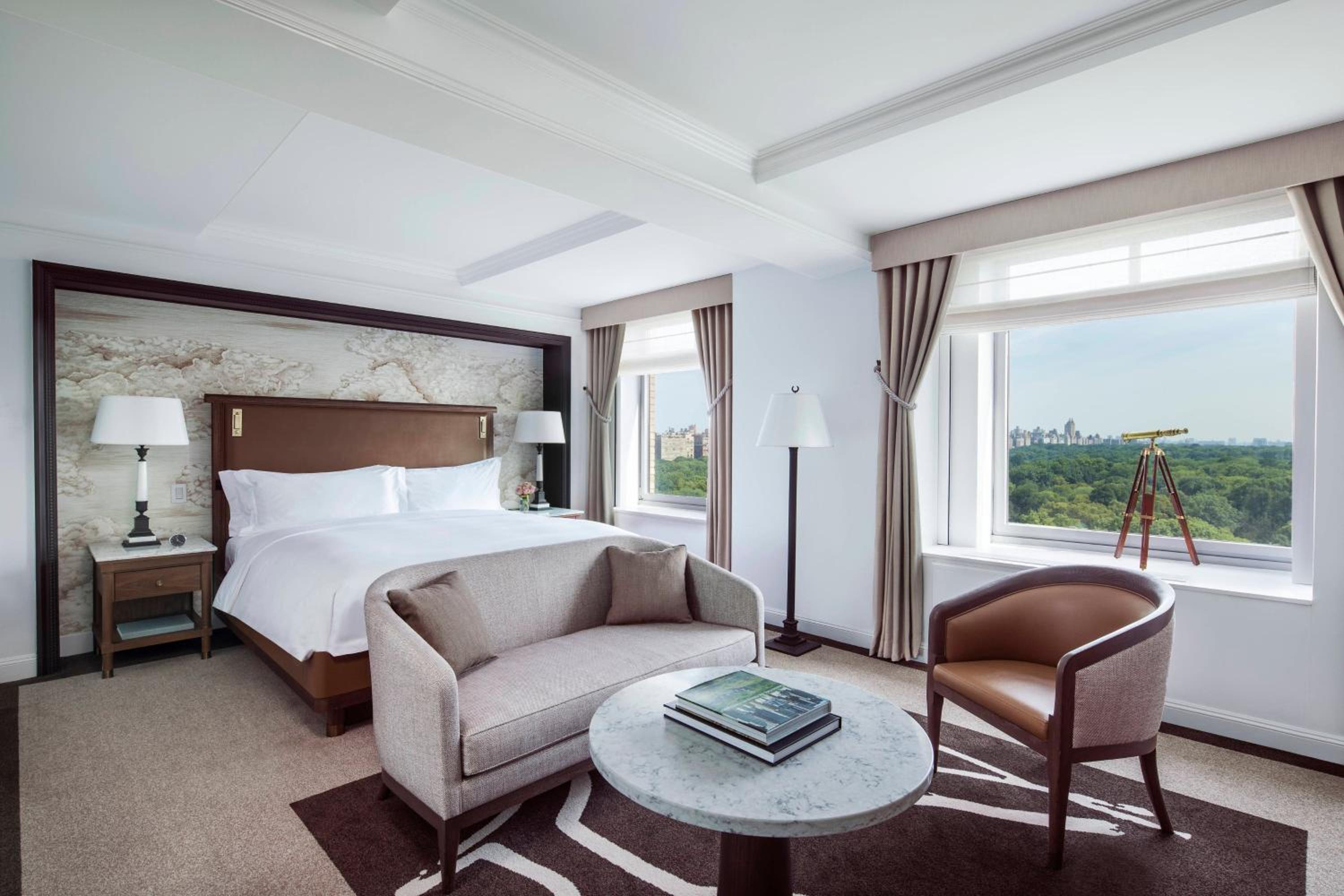 Grand Park View Room, 1 King Bed thumbnail 5