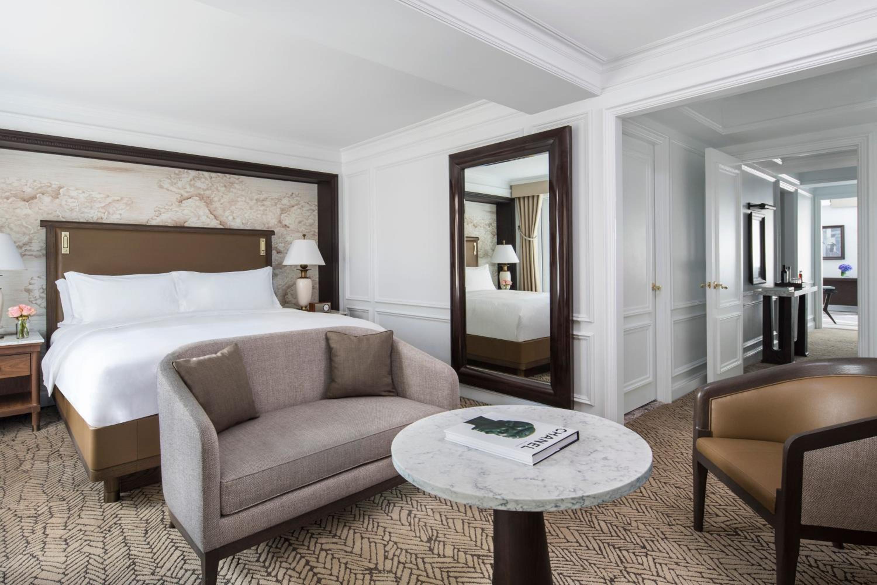 Avenue View Suite, 1 Bedroom Suite, 1 King, Sofa bed (Mobility Accessible w/Tub)