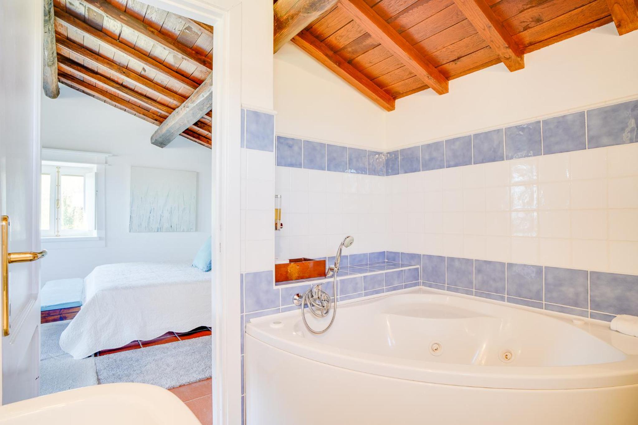 Deluxe Suite with Spa Bath - Photo 7