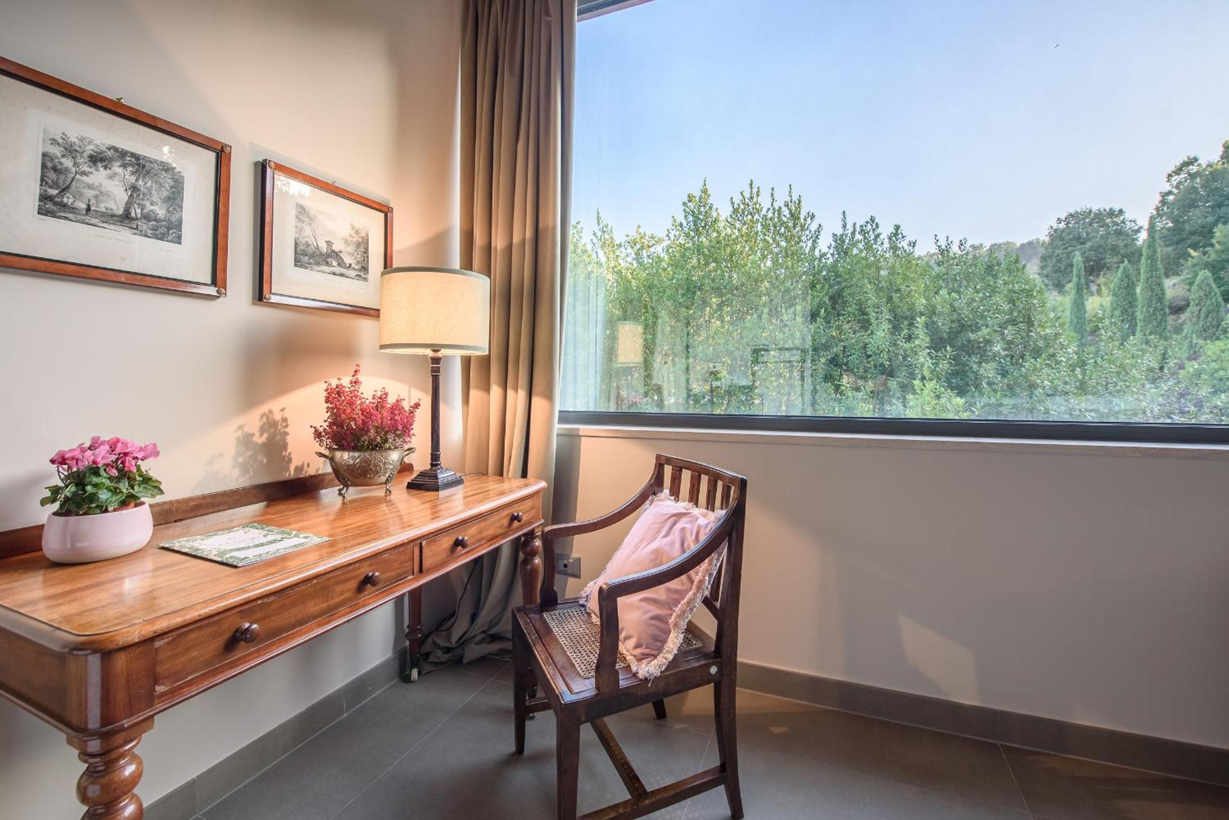 Deluxe King Room - Photo 4