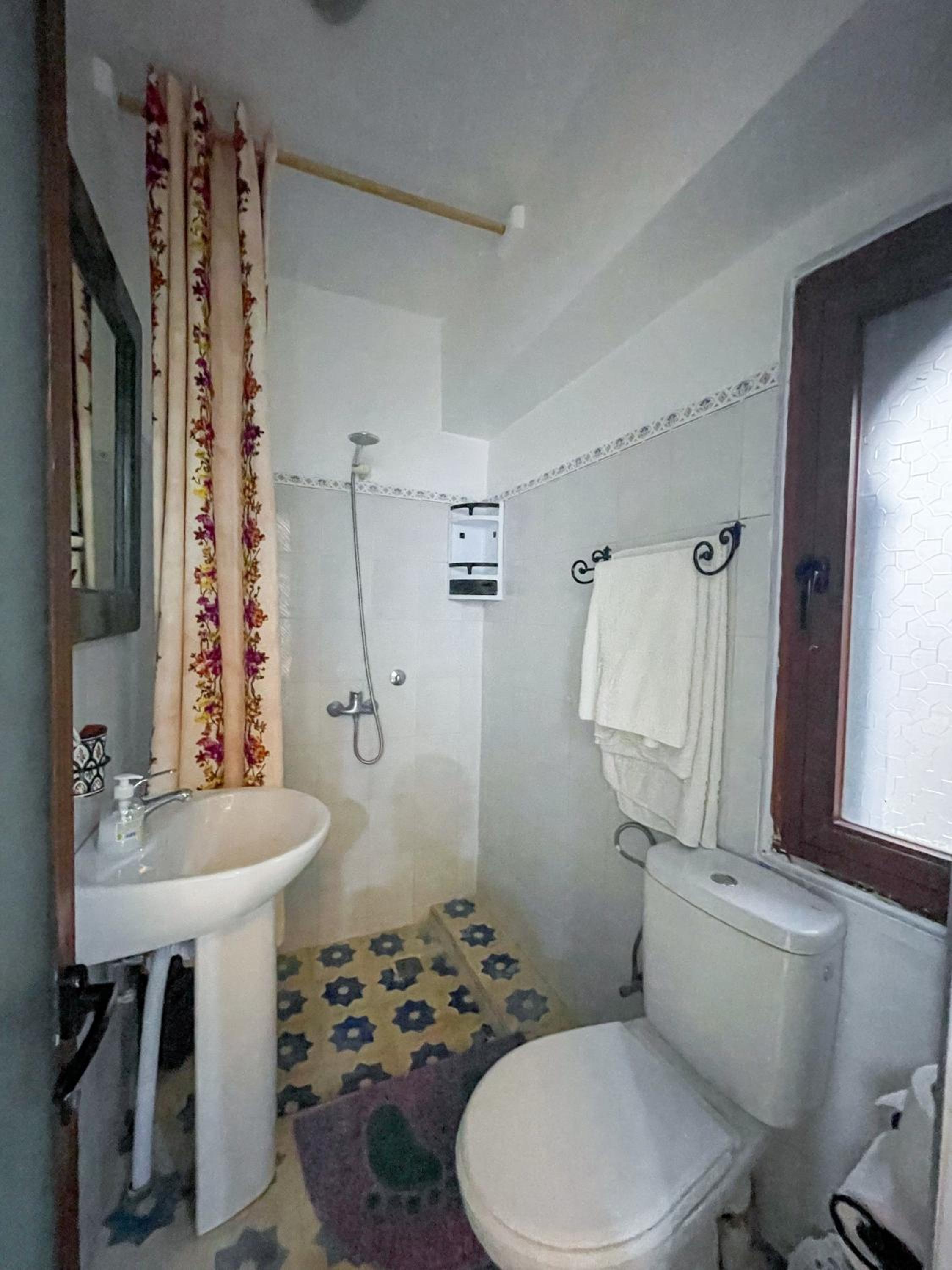 Twin Room with Shower - Photo 6