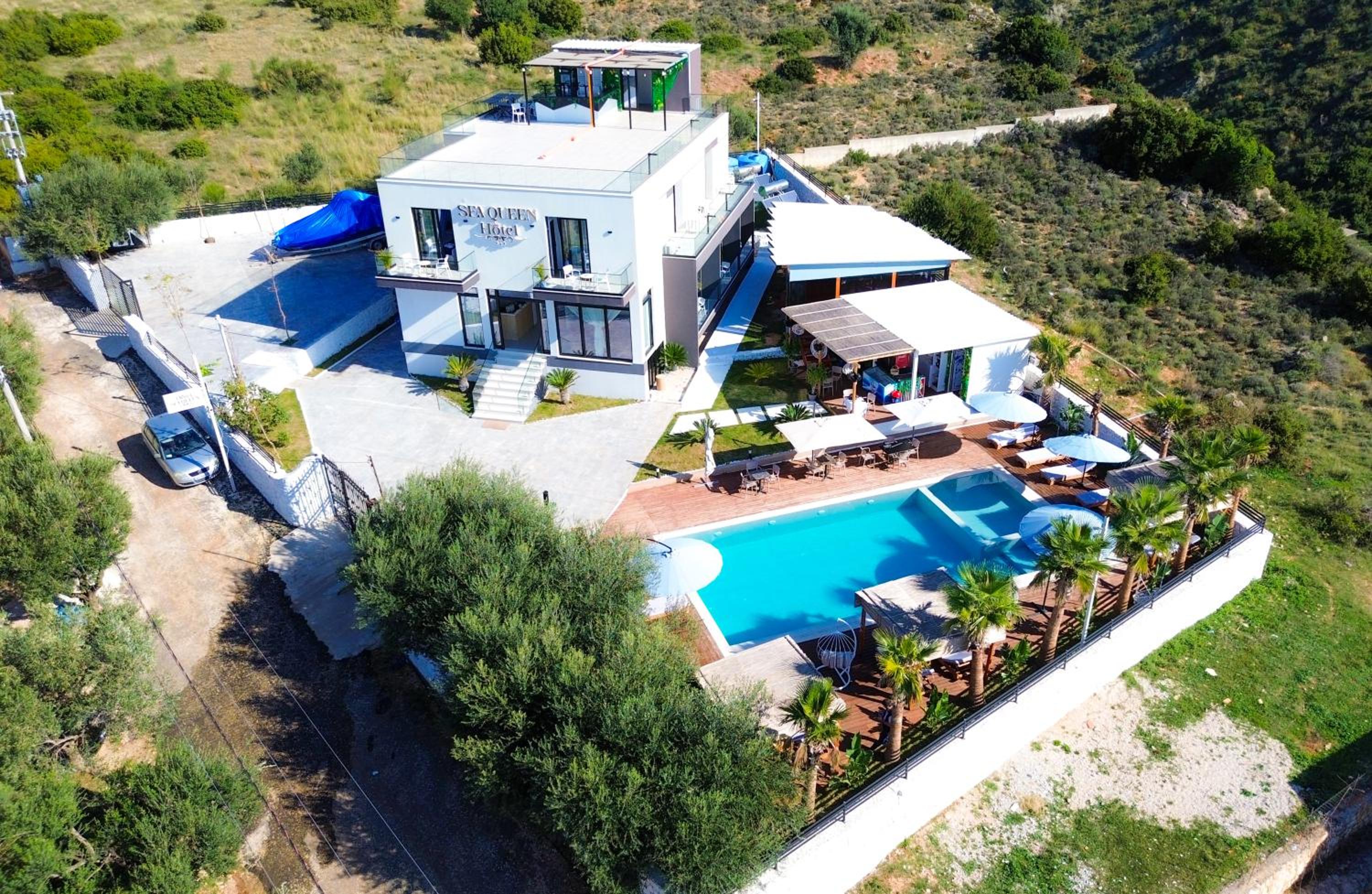Deluxe Double Room with Side Sea View
