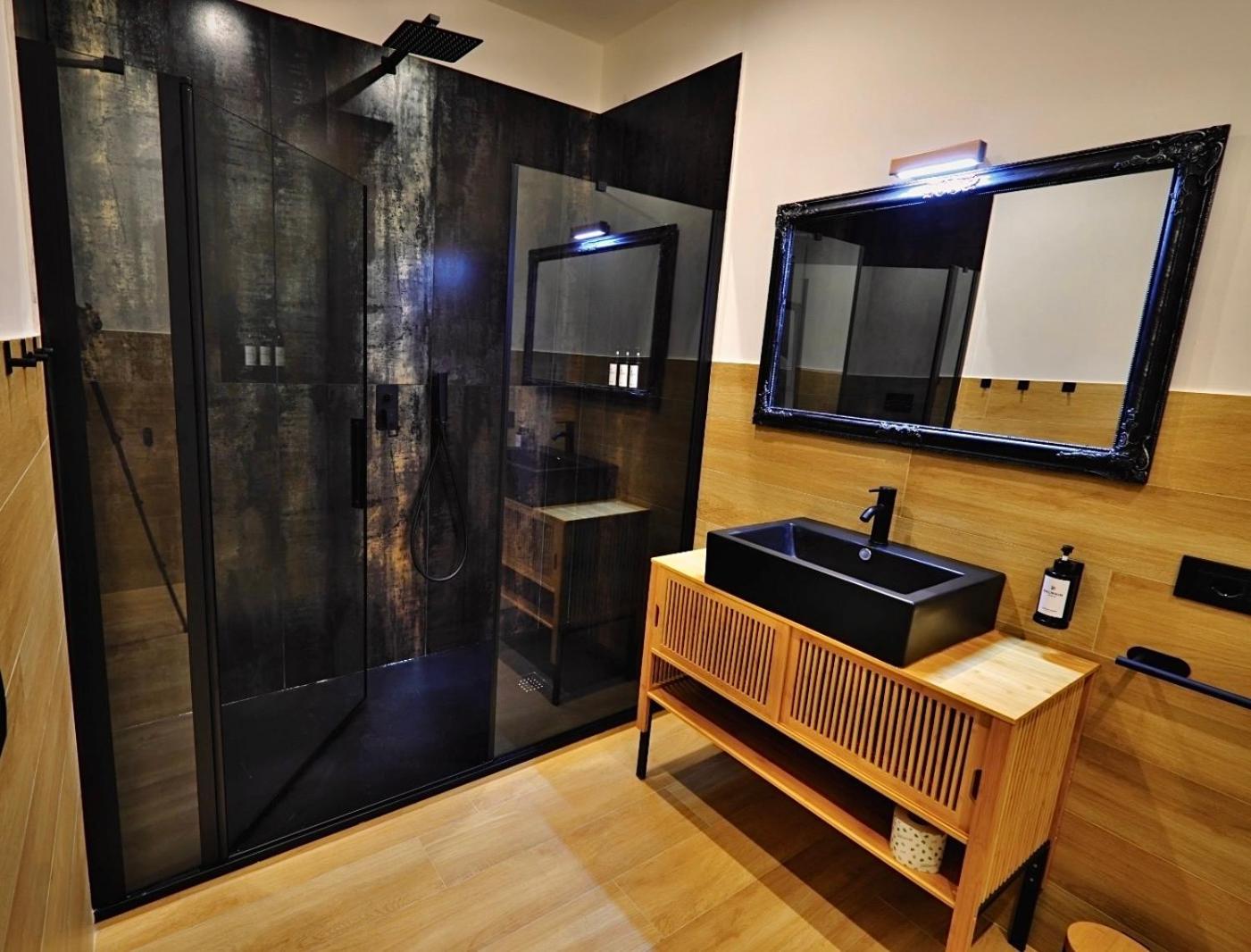 Double Room with Spa Bath photo 3