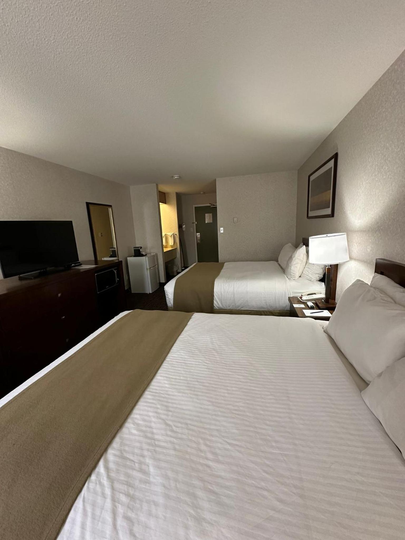 Queen Room with Two Queen Beds - Non-Smoking - Photo 3