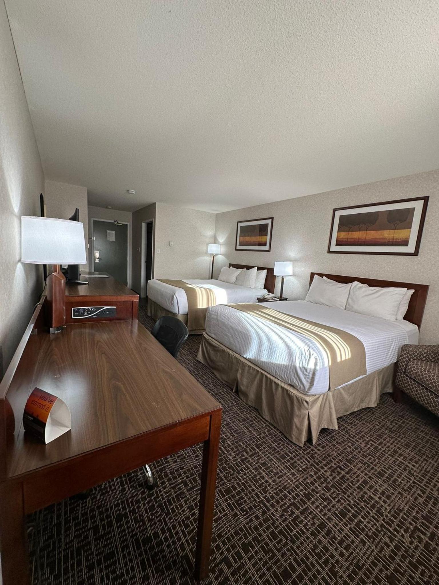 Queen Room with Two Queen Beds - Non-Smoking - Photo 2