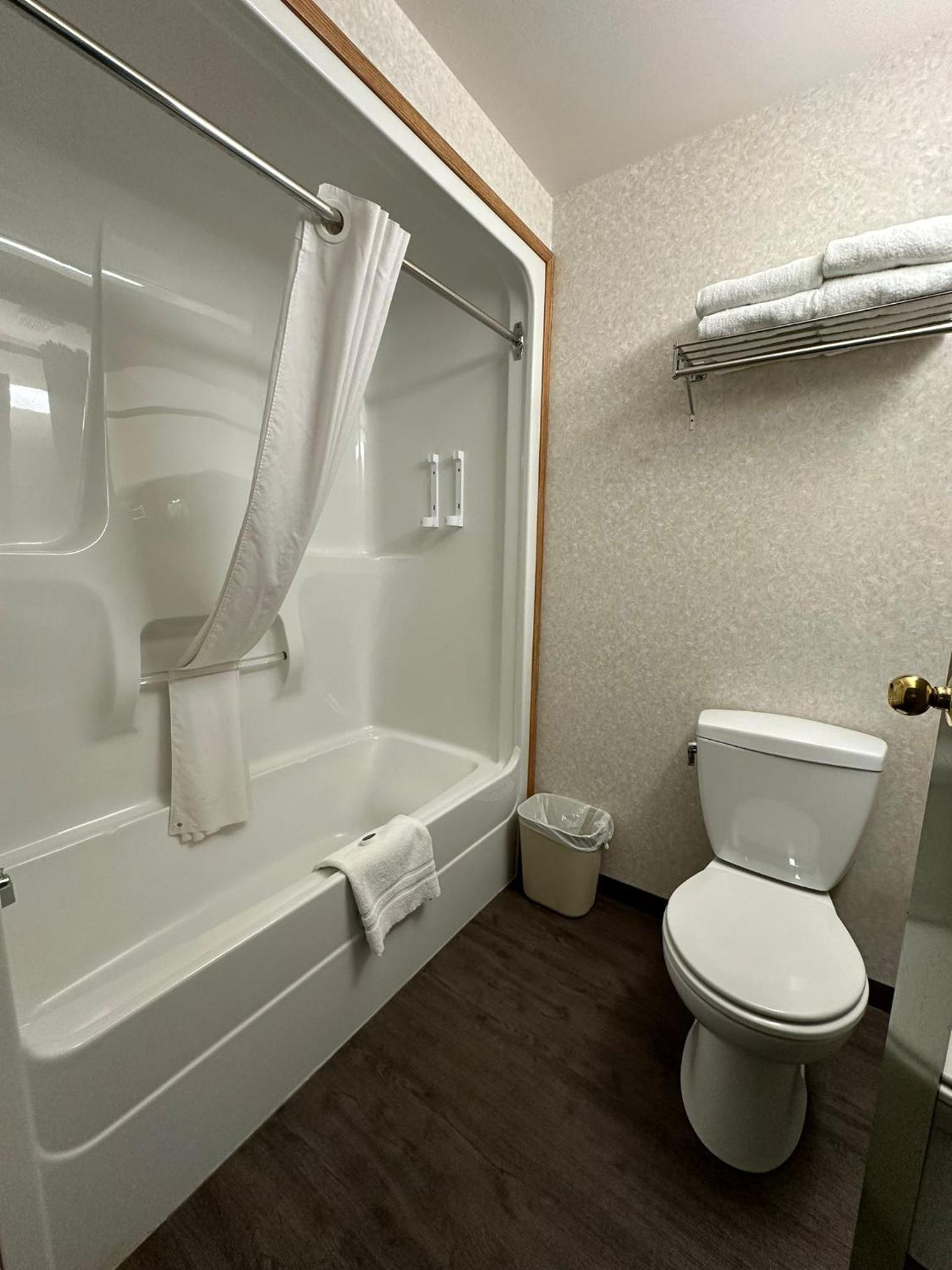 Queen Room with Two Queen Beds - Non-Smoking - Photo 4