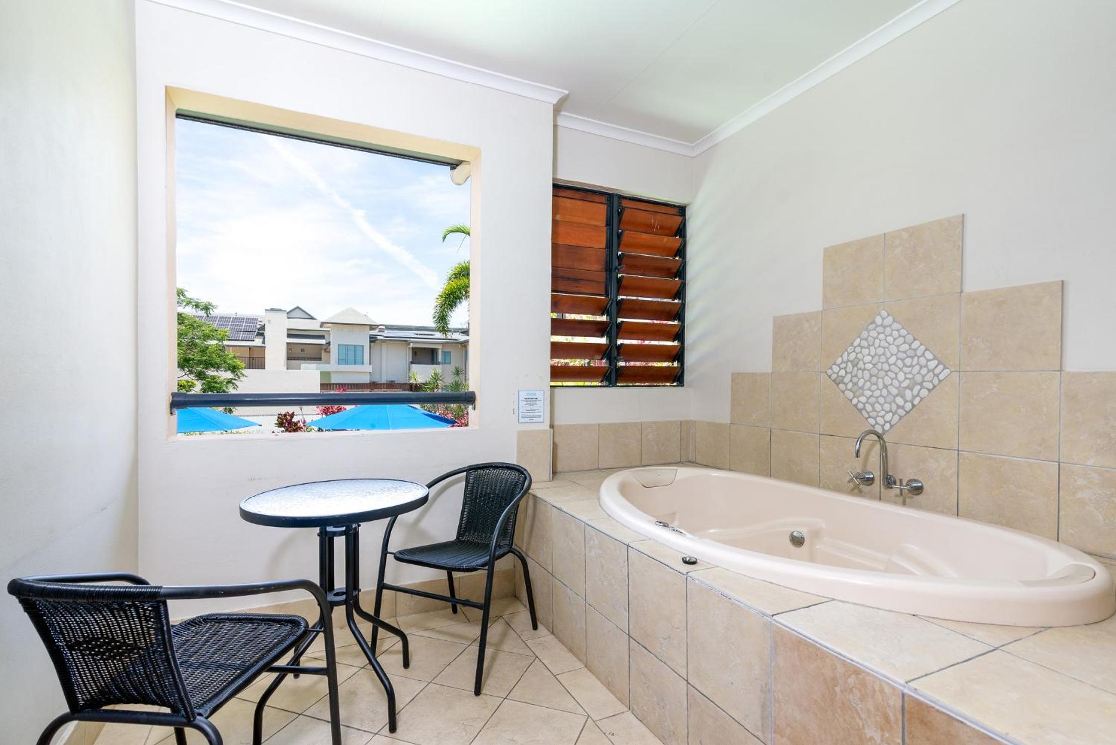 Two-Bedroom Apartment with Pool View photo 3
