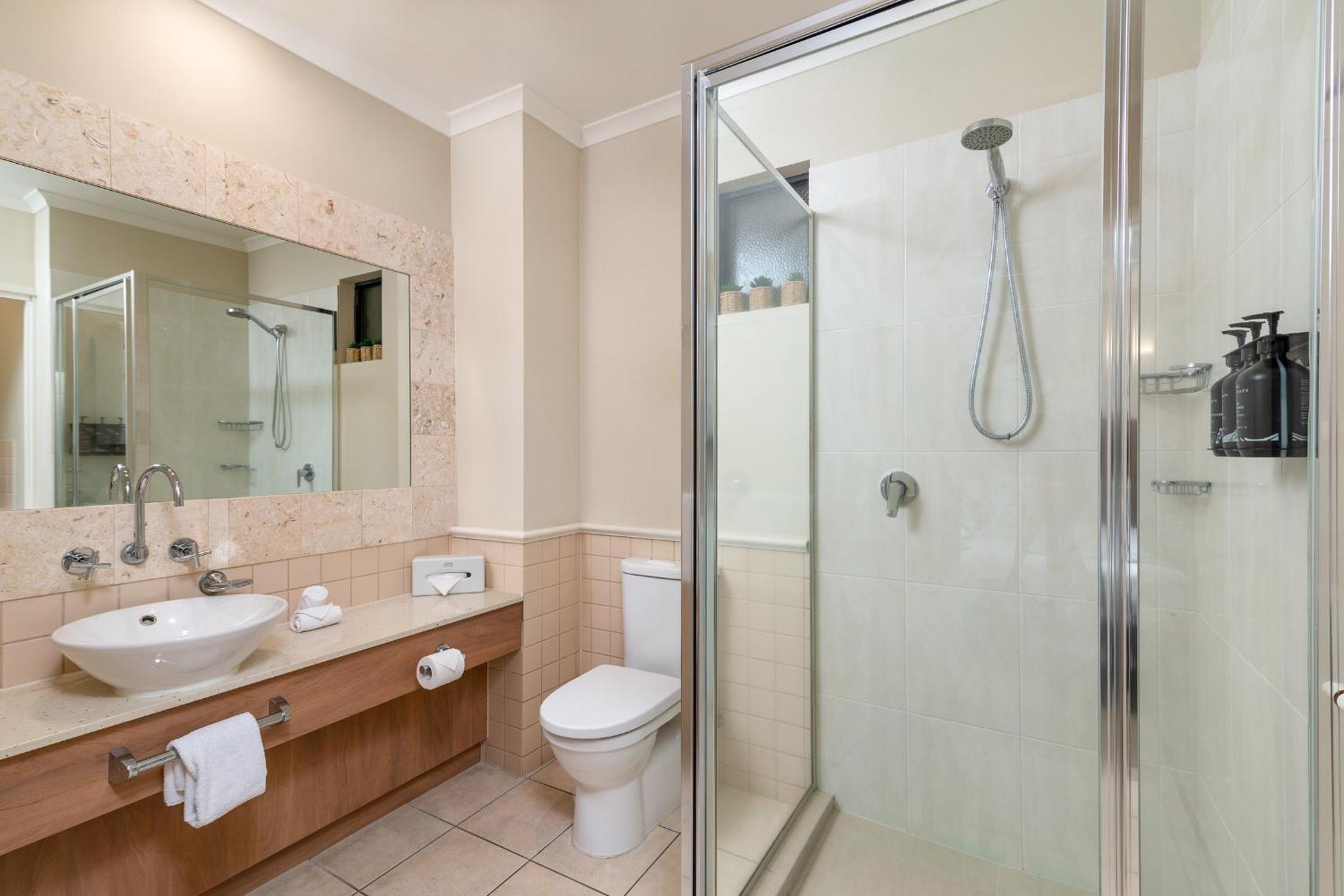 One-Bedroom Apartment with Pool View photo 2