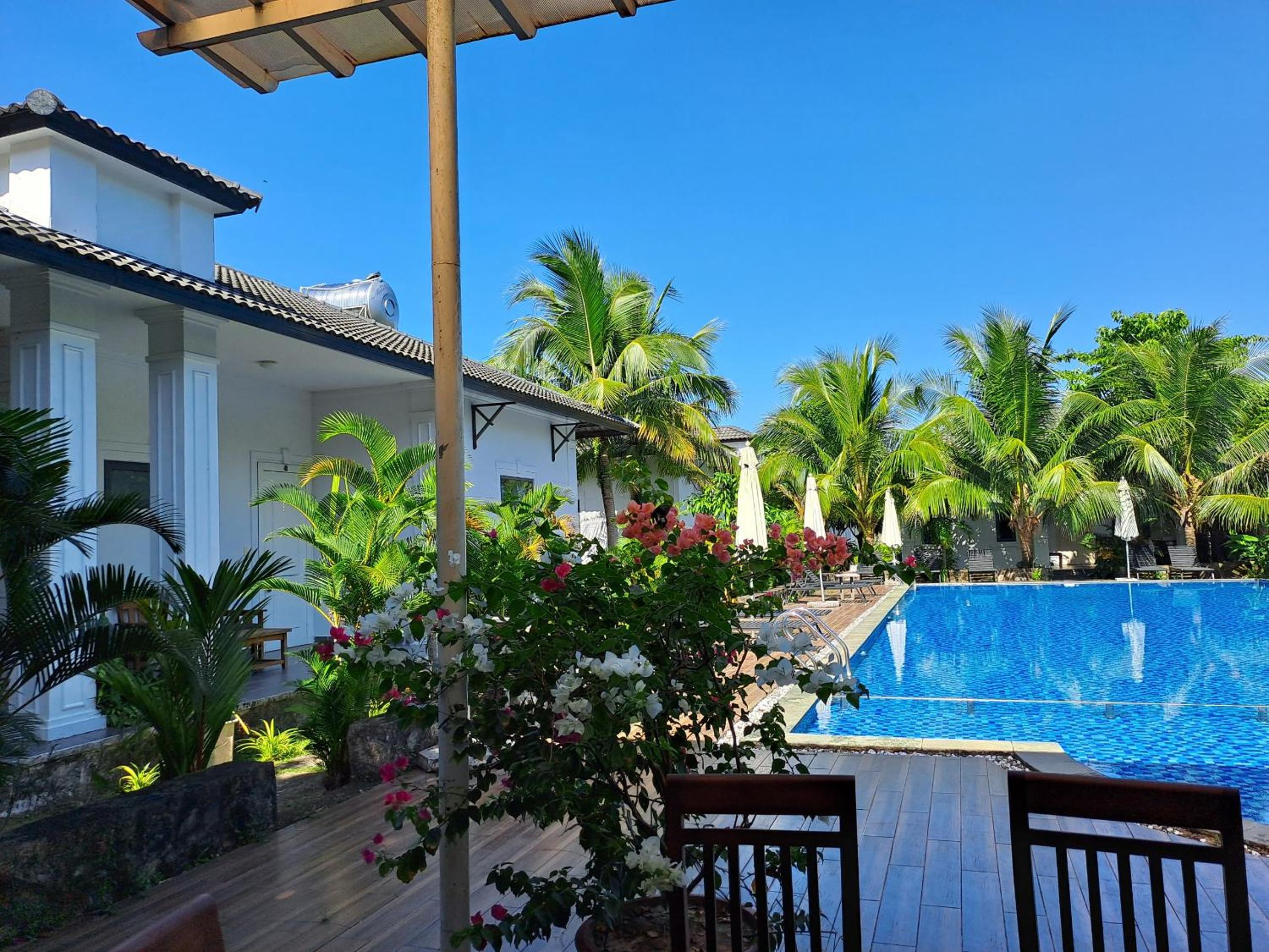 Queen Room with Pool View