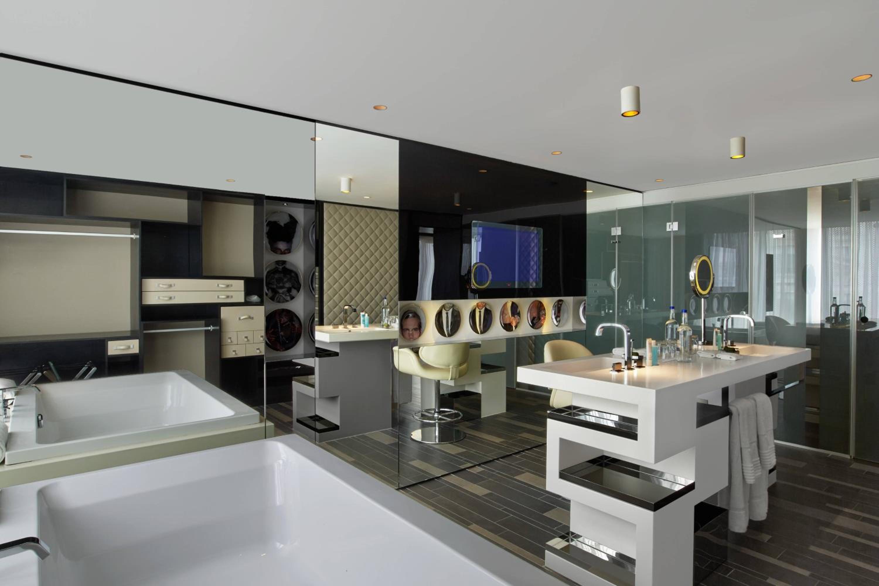 WOW Suite, Suite, 1 King, West End view, High floor thumbnail 6