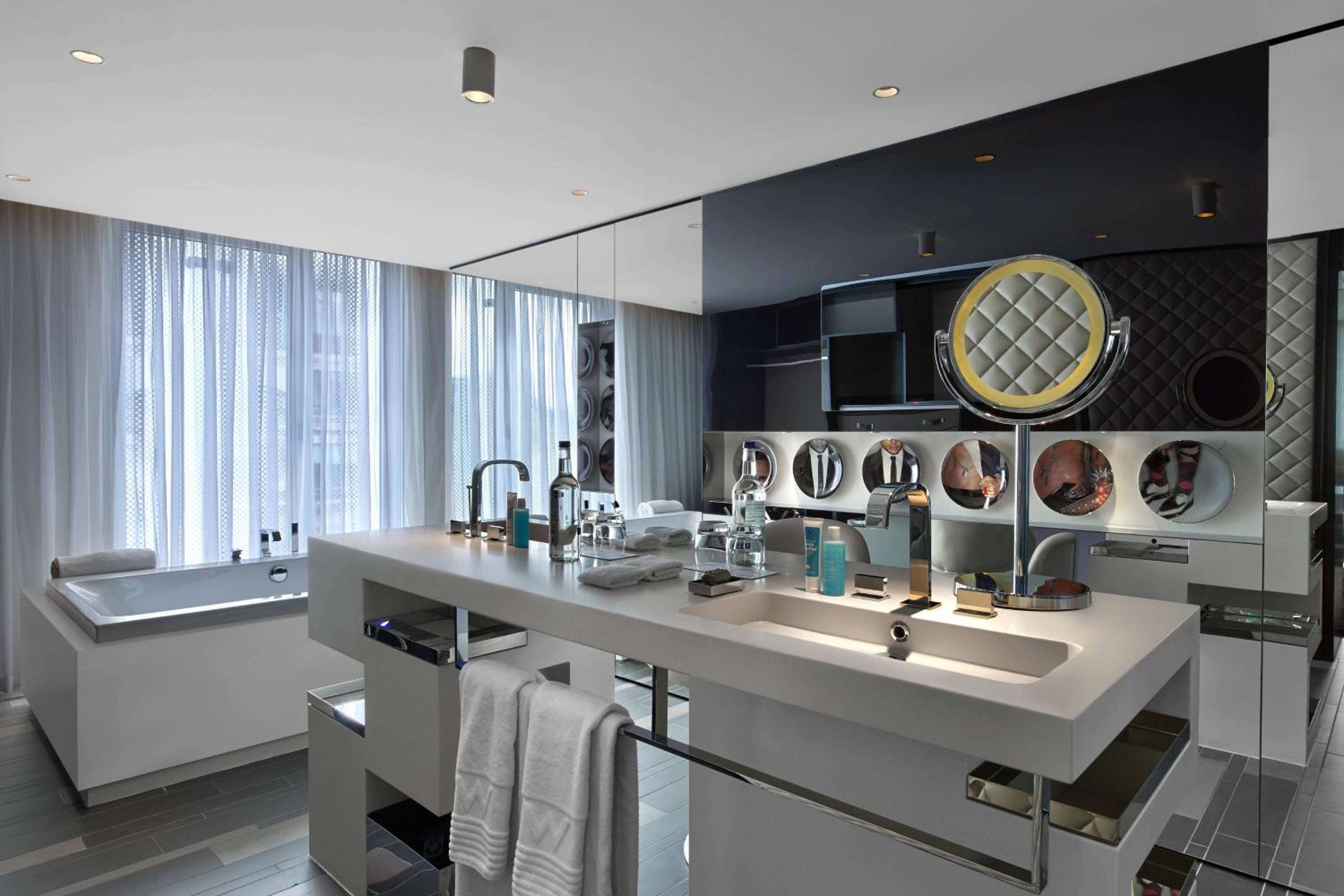 WOW Suite, Suite, 1 King, West End view, High floor thumbnail 5