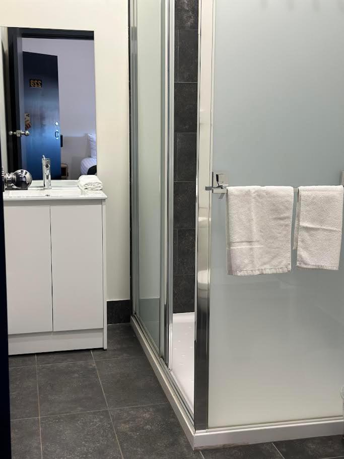 Single Room with Private Bathroom photo 2