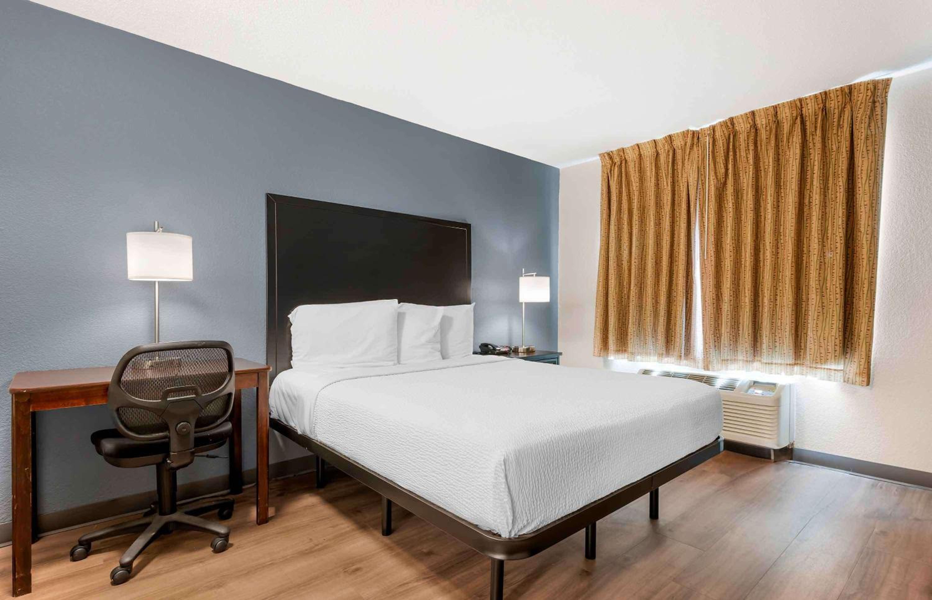 Queen studio with 1 Queen Bed - Disability Access/Non-Smoking - Photo 1