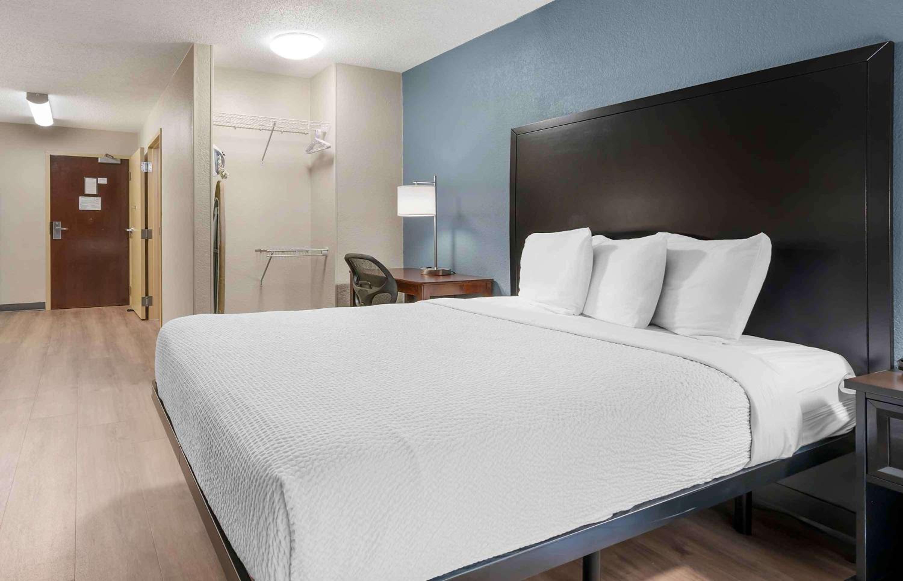 Queen studio with 1 Queen Bed - Disability Access/Non-Smoking - Photo 10