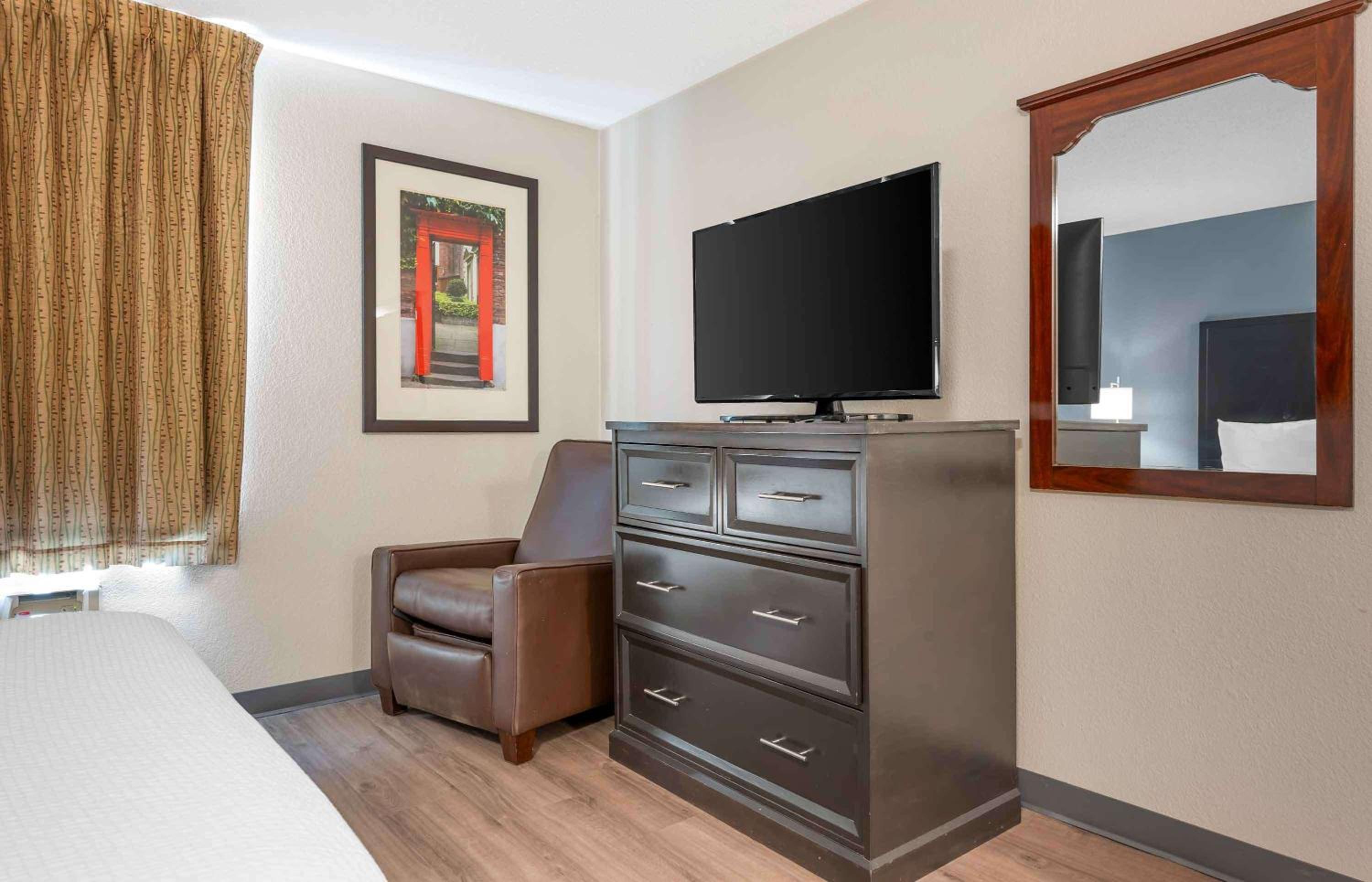 Queen studio with 1 Queen Bed - Disability Access/Non-Smoking - Photo 9