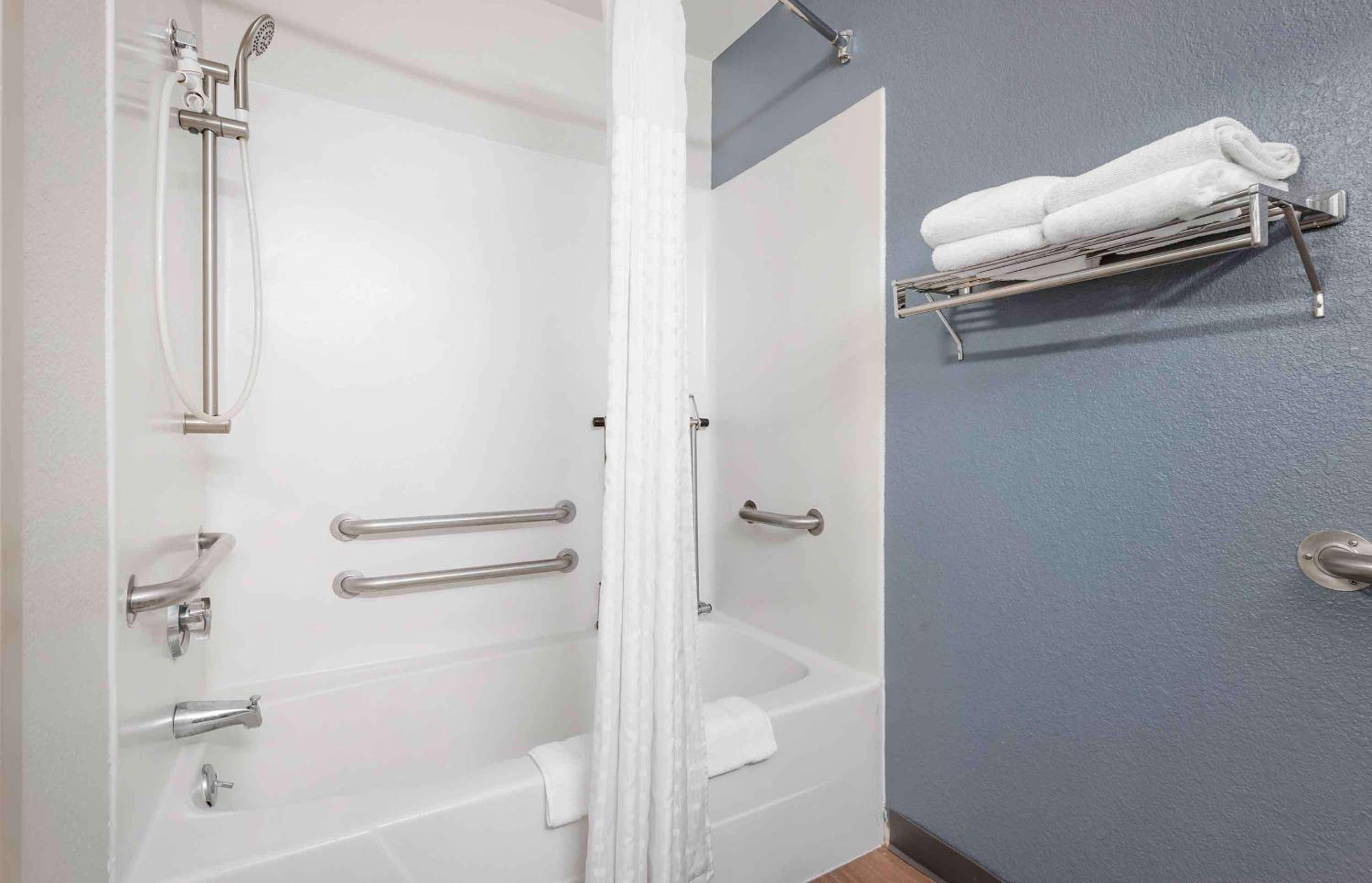 Queen studio with 1 Queen Bed - Disability Access/Non-Smoking - Photo 7