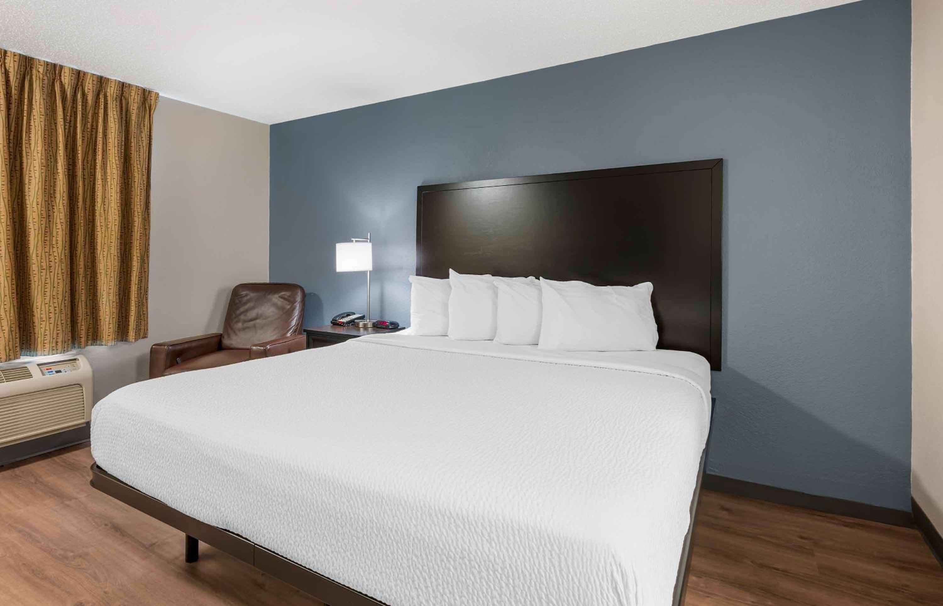 King Studio with 1 King Bed - Non-Smoking - Photo 1