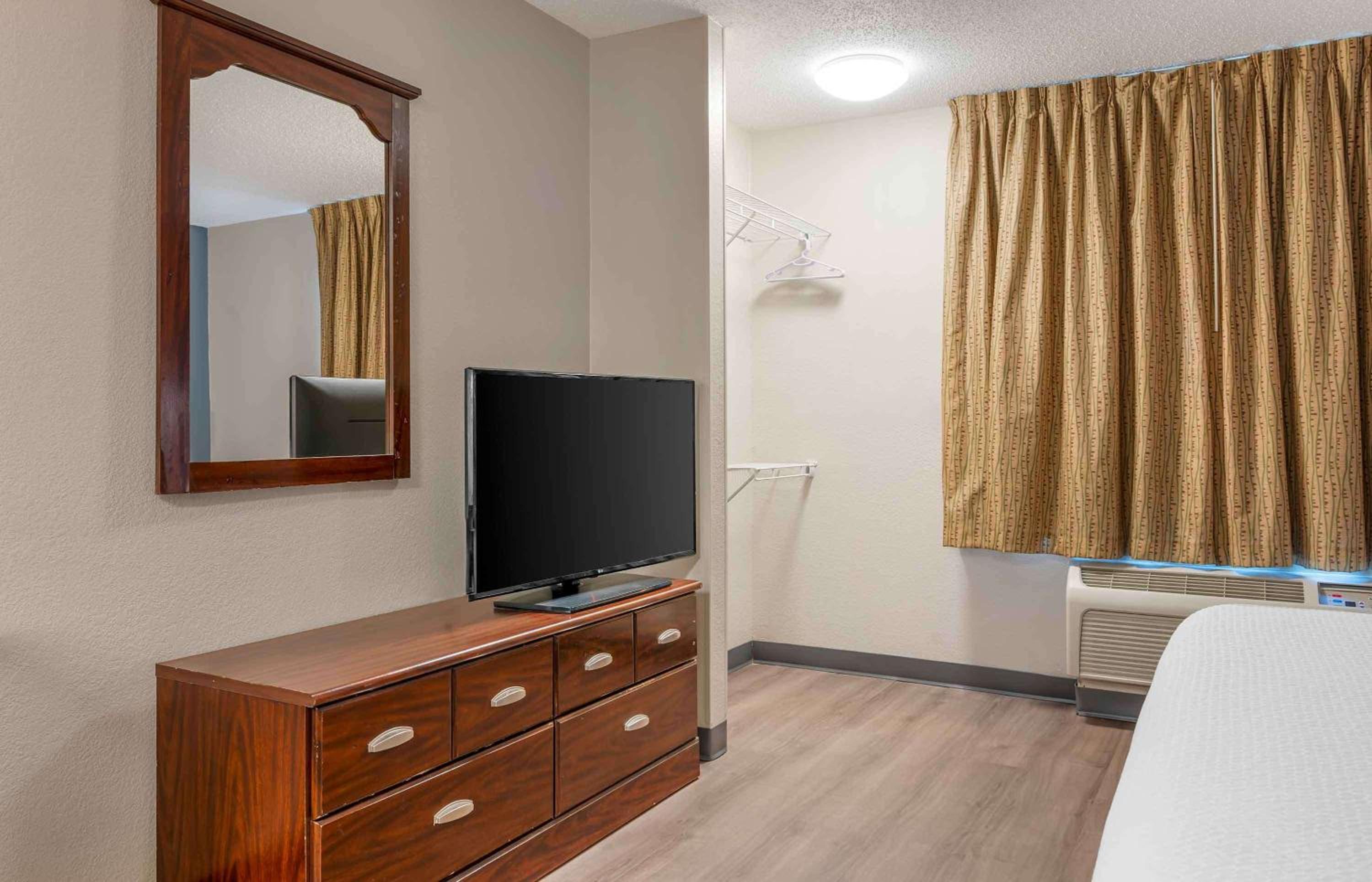 King Studio with 1 King Bed - Non-Smoking - Photo 6