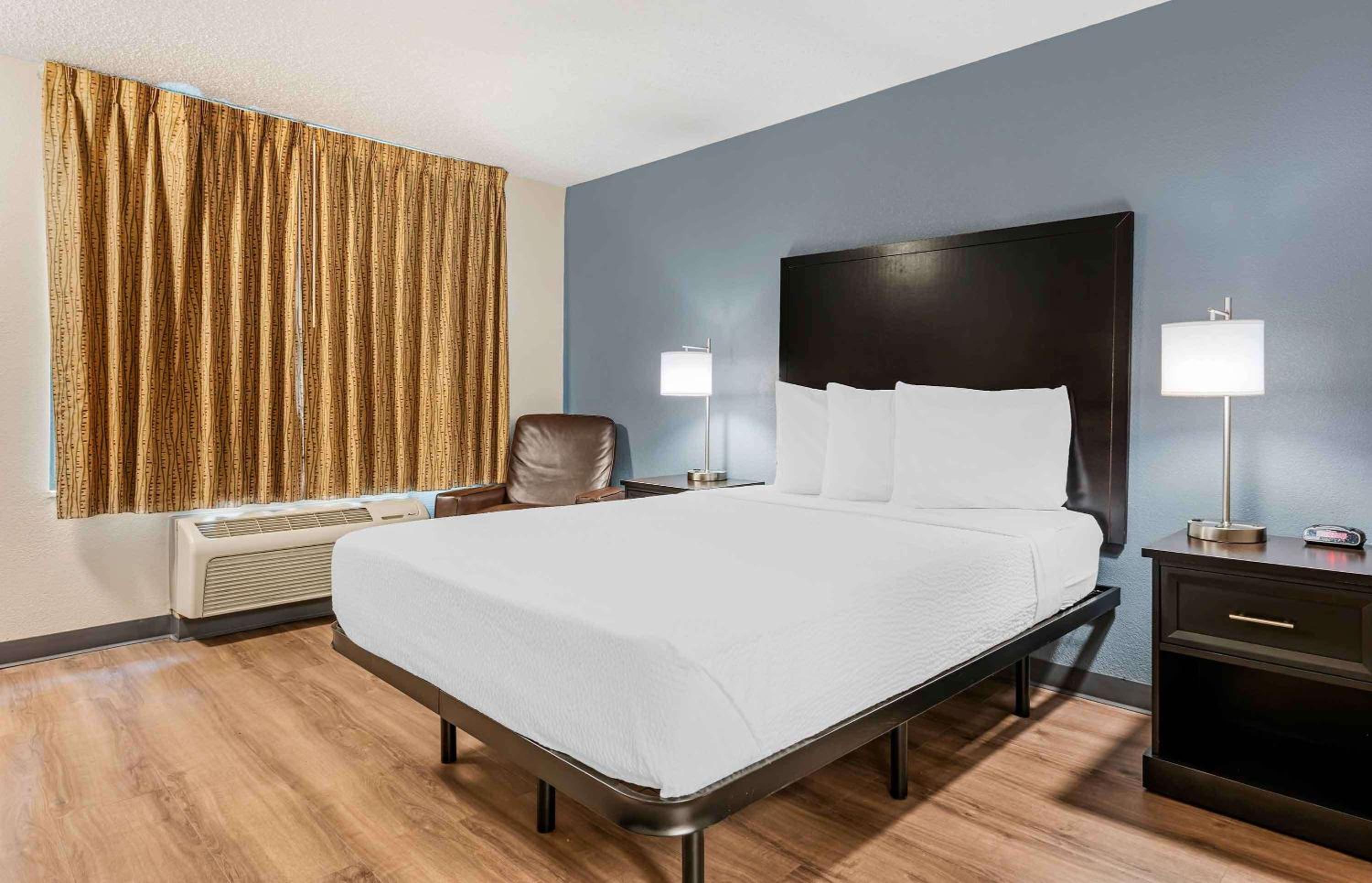 Queen studio with 1 Queen Bed - Disability Access/Non-Smoking - Photo 1
