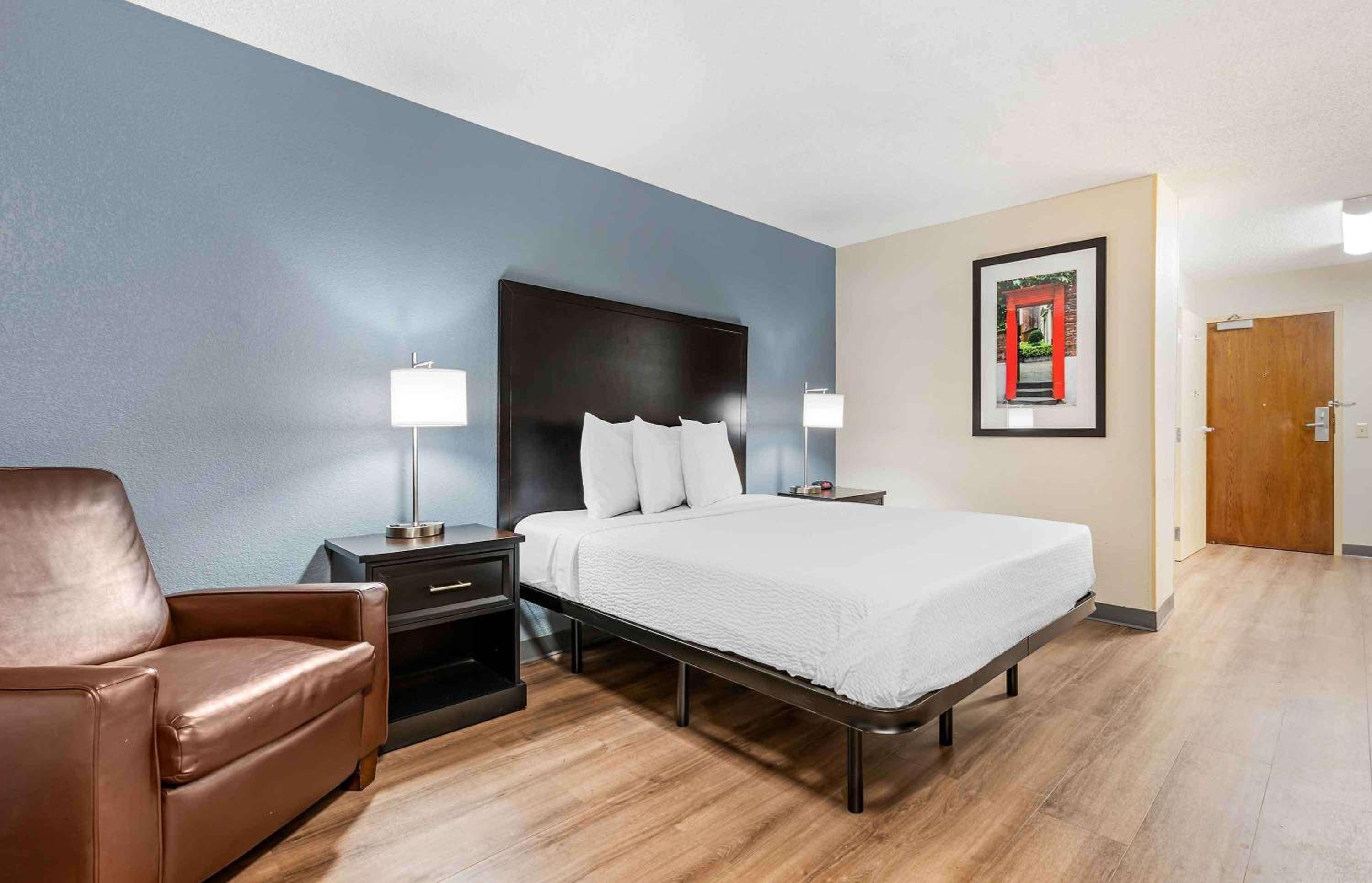 Queen studio with 1 Queen Bed - Disability Access/Non-Smoking - Photo 9