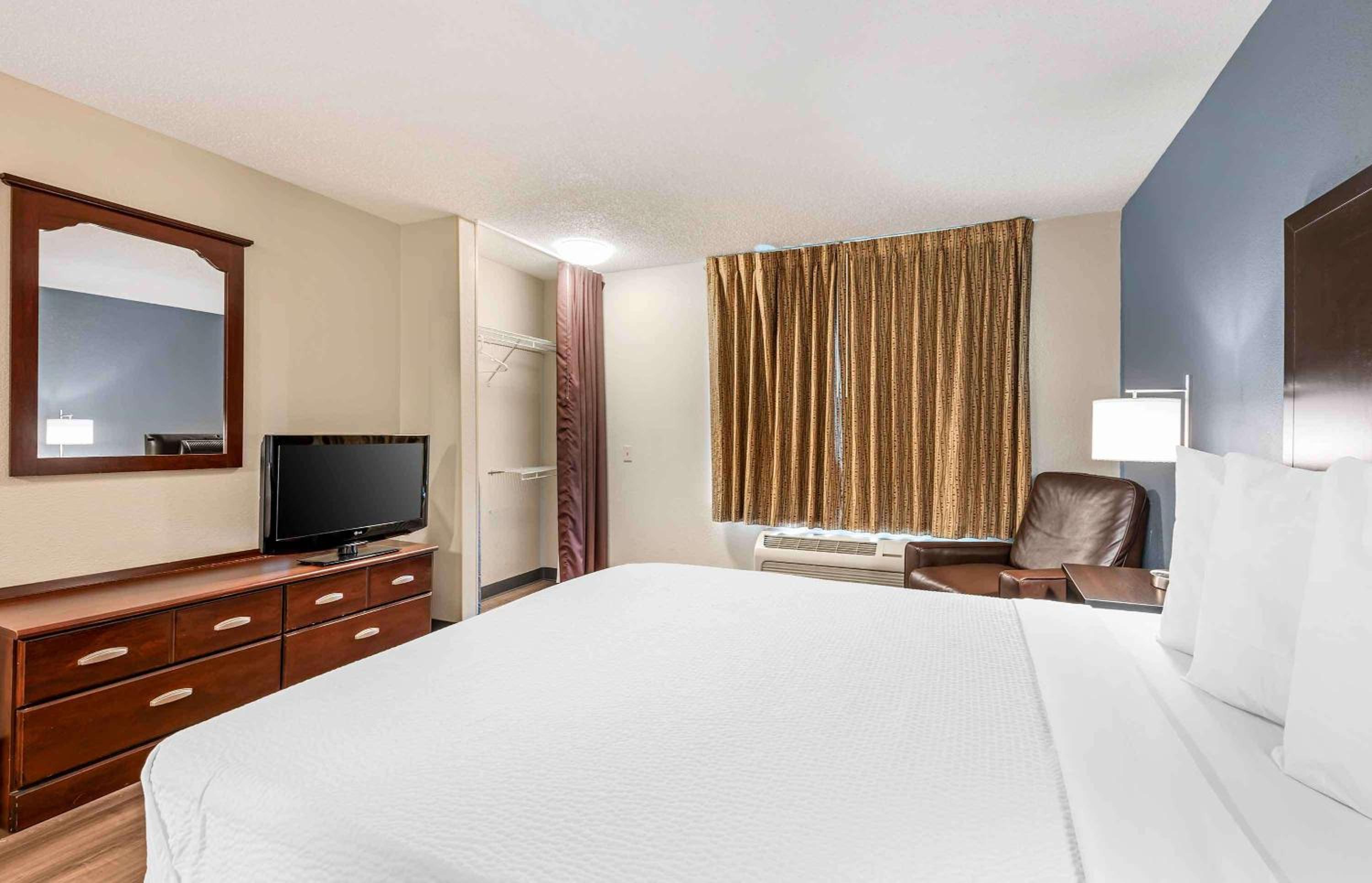 Queen studio with 1 Queen Bed - Disability Access/Non-Smoking - Photo 7