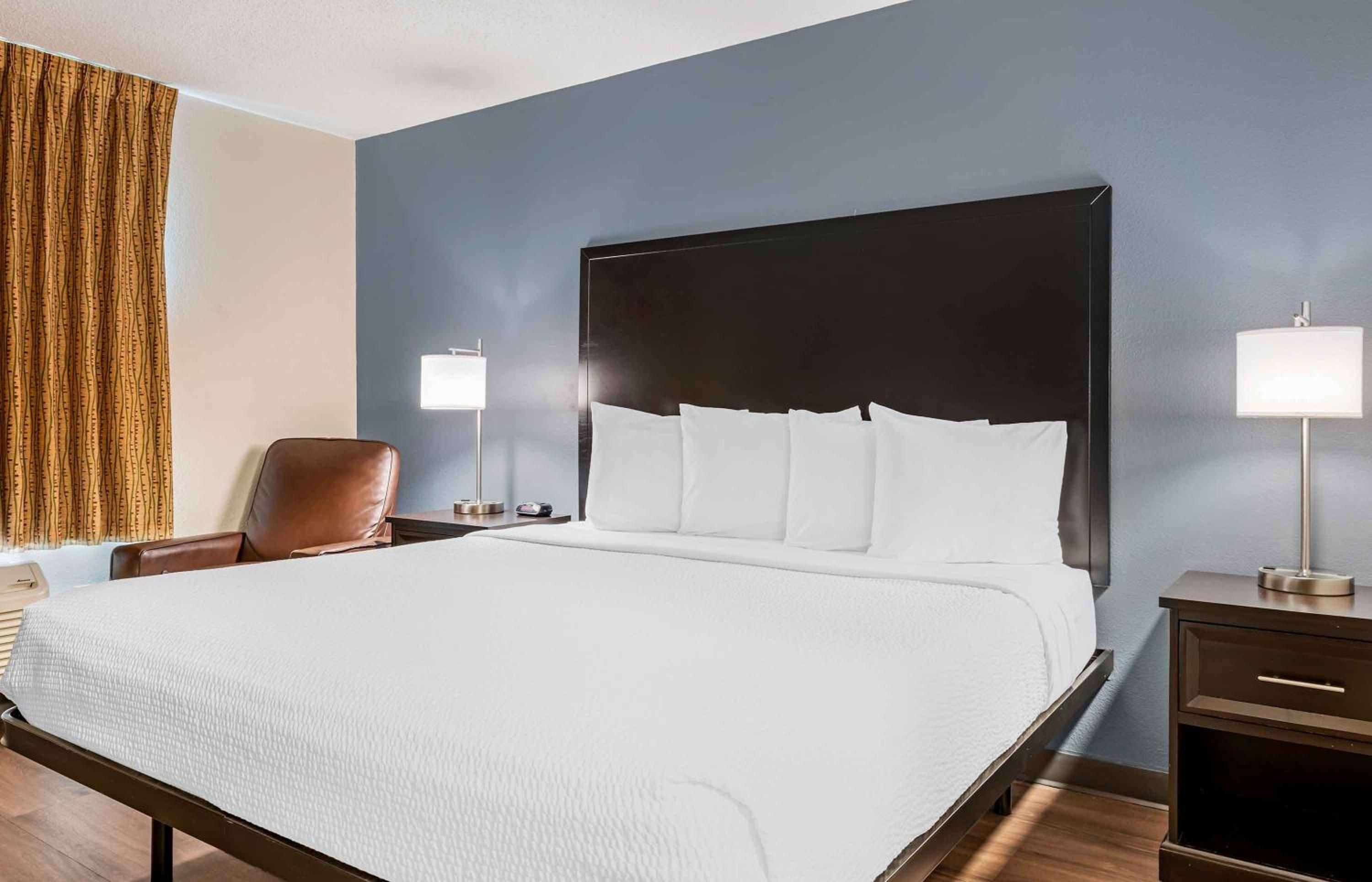 Studio with 1 King Bed - Non-Smoking - Photo 1