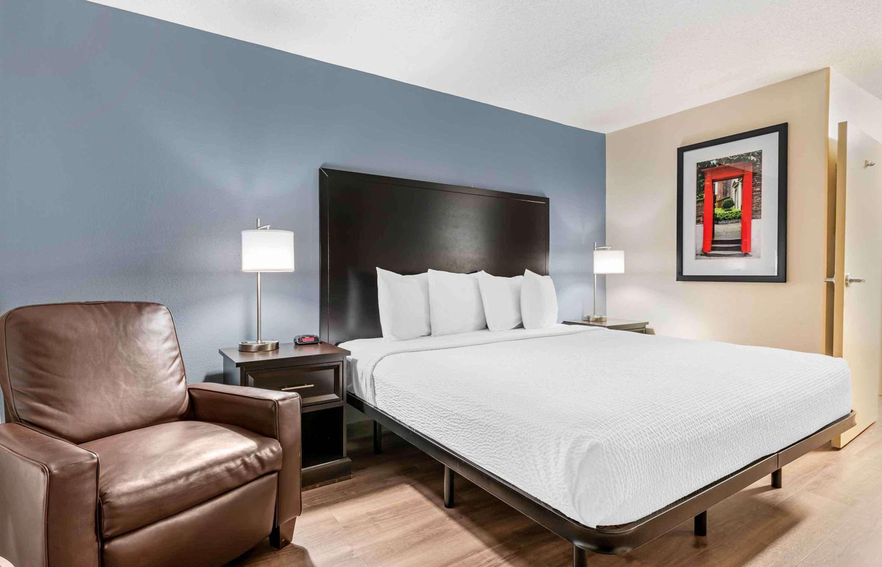 Studio with 1 King Bed - Non-Smoking - Photo 9