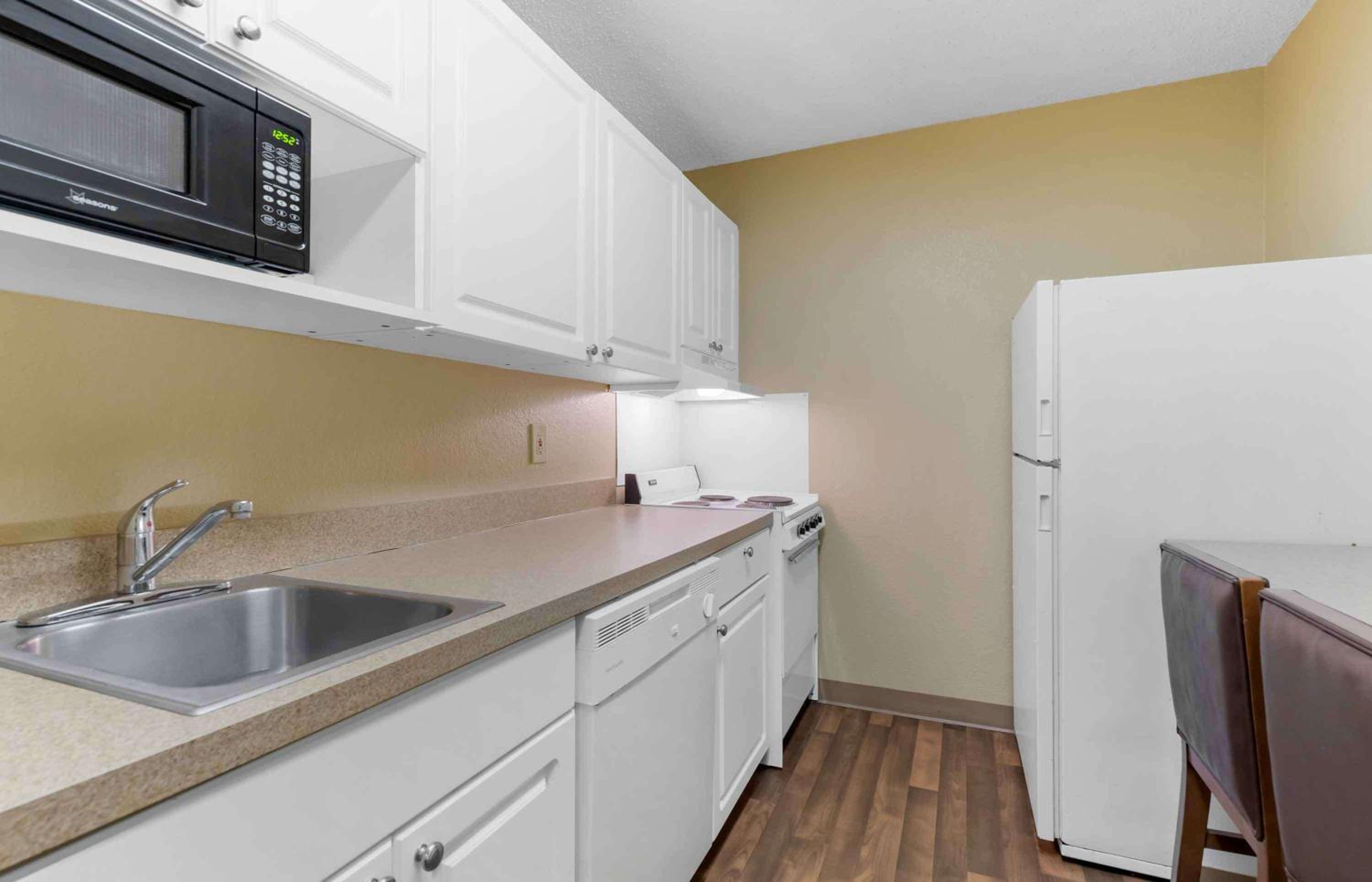 Deluxe Studio with 1 Queen Bed - Non Smoking - Hearing Accessible - Photo 8