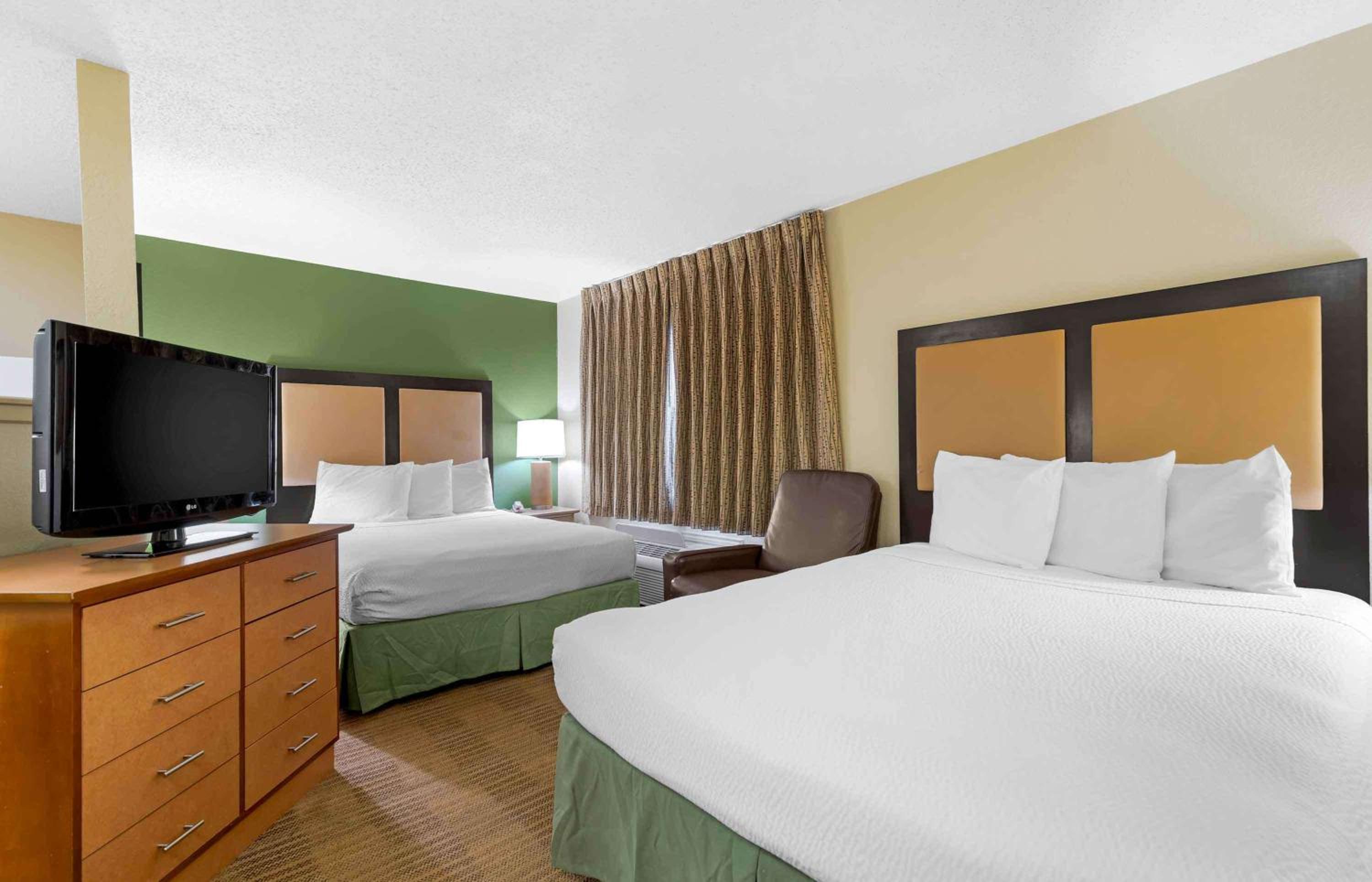 Deluxe Studio with Two Queen Beds - Non-Smoking - Photo 1
