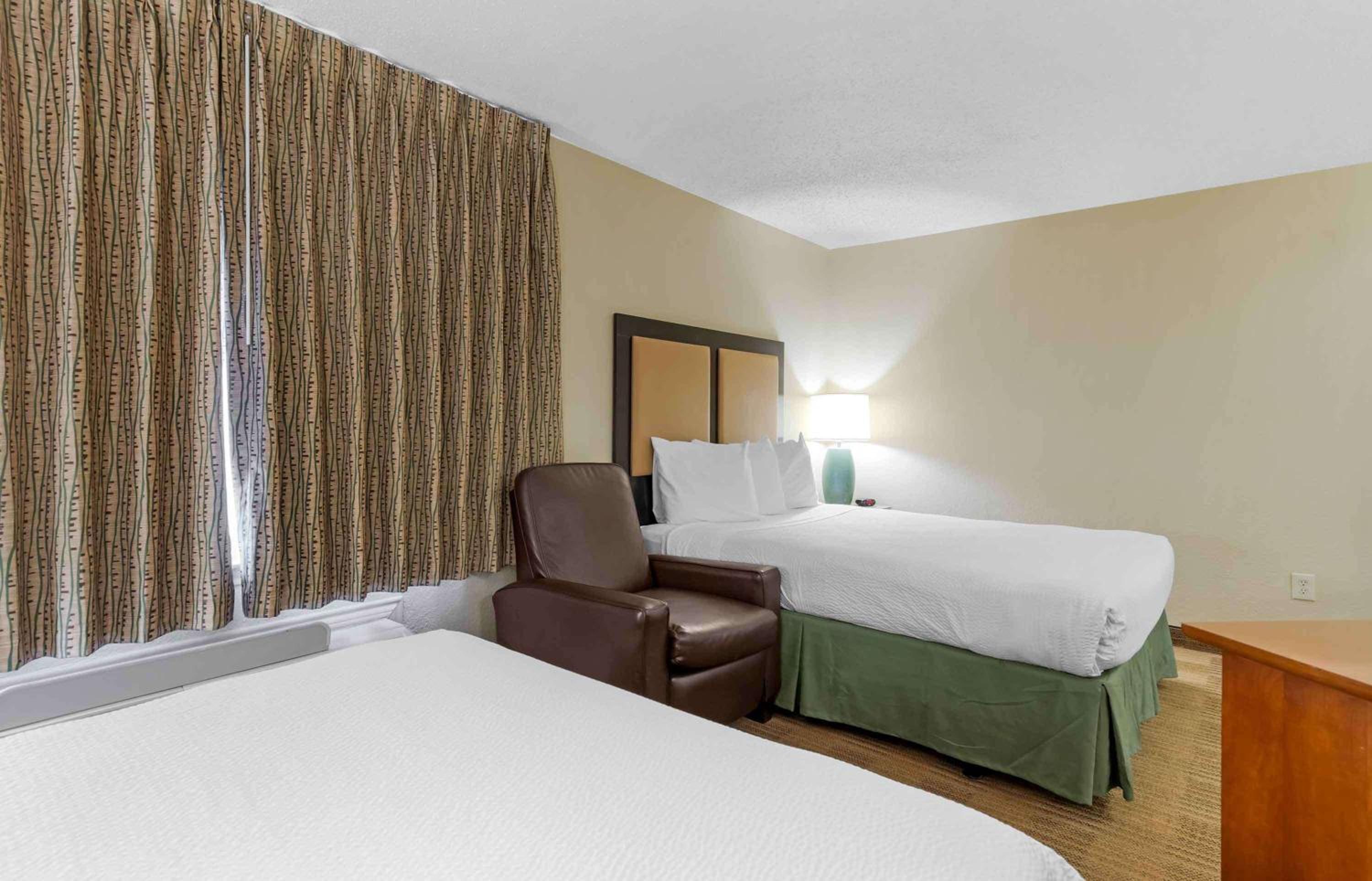 Deluxe Studio with Two Queen Beds - Non-Smoking - Photo 12